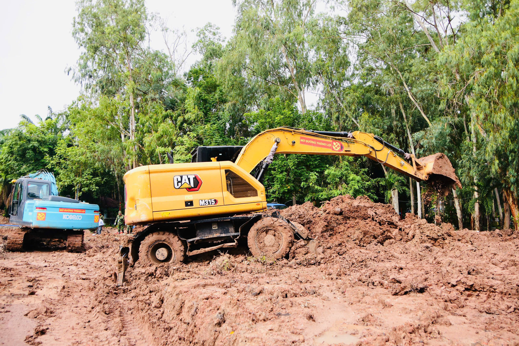 Lực lượng làm nhiệm vụ đã xử lý hơn 400m³ đất, tiếp tục mở rộng phạm vi tìm kiếm tại Khu B