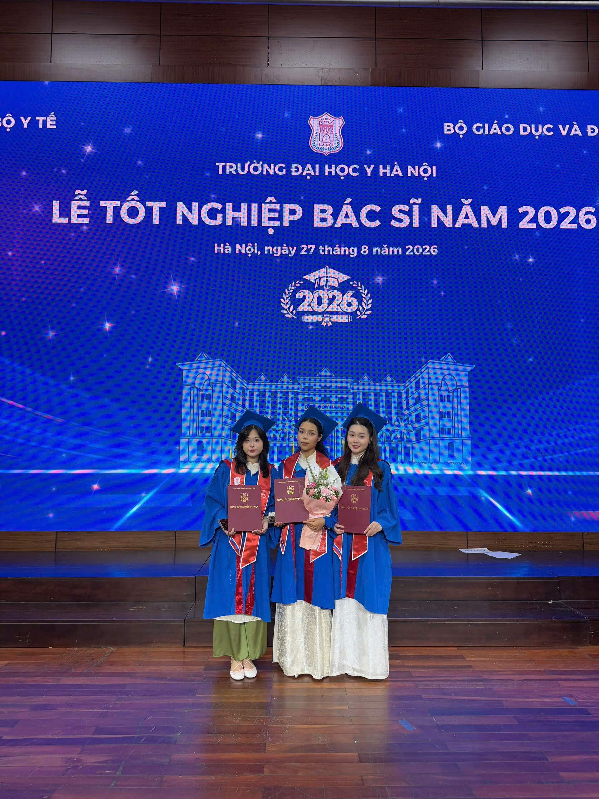 Sau gần một thập kỷ cùng hội tụ trên một chặng đường, đến Match Day, ba người bạn lại rẽ sang ba hướng khác nhau. Phương Anh chọn Phẫu thuật Tạo hình, Phương Nhi chọn Da liễu, còn Huyền Linh chọn Nội khoa