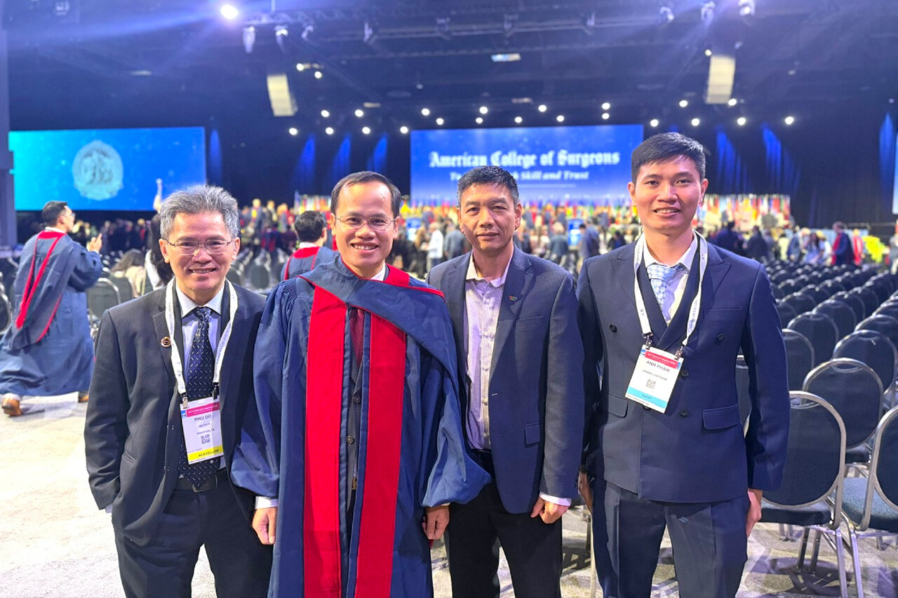 Bạn bè, đồng nghiệp chúc mừng bác sĩ Hồng sau lễ tuyên thệ Convocation 2026 tại Washington, D.C
