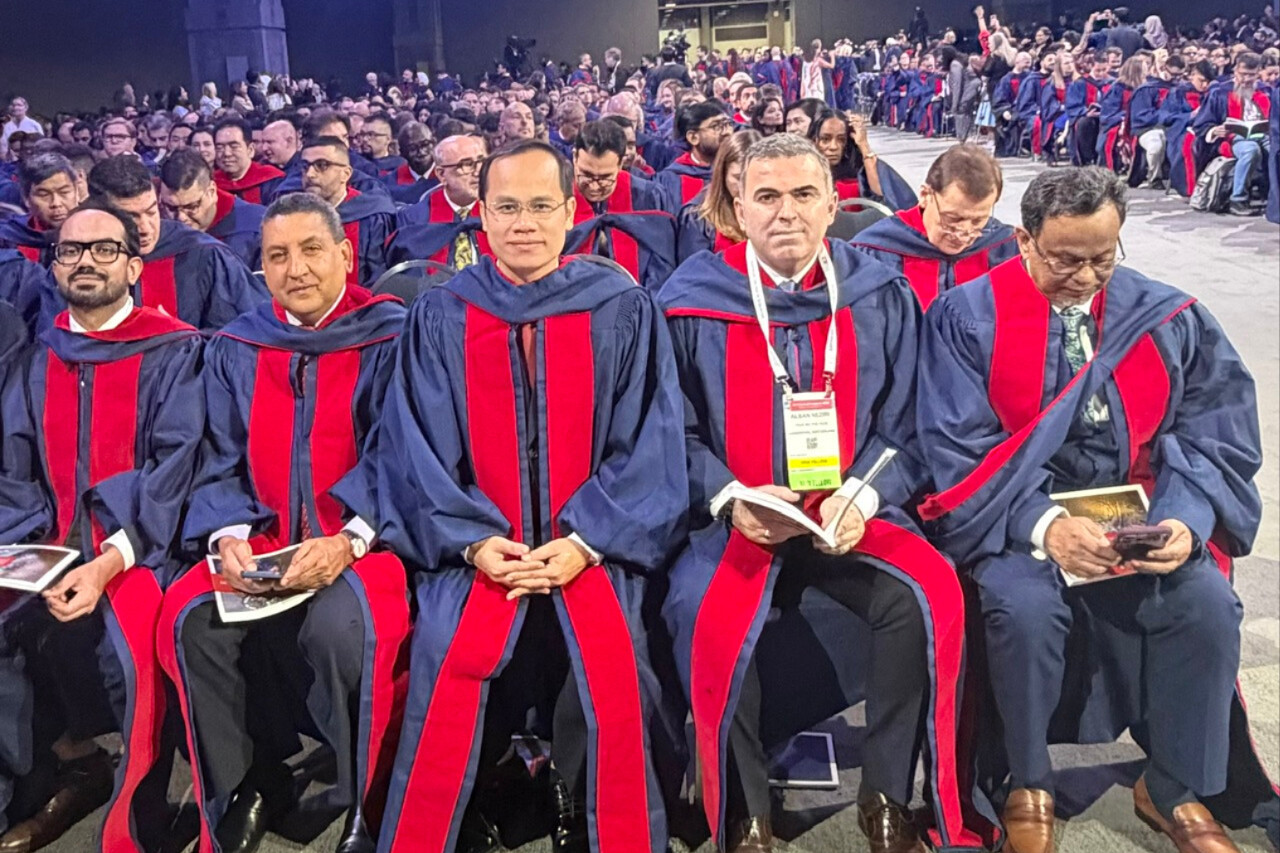 Bác sĩ Hoàng Văn Hồng tại lễ tuyên thệ ACS Convocation 2026