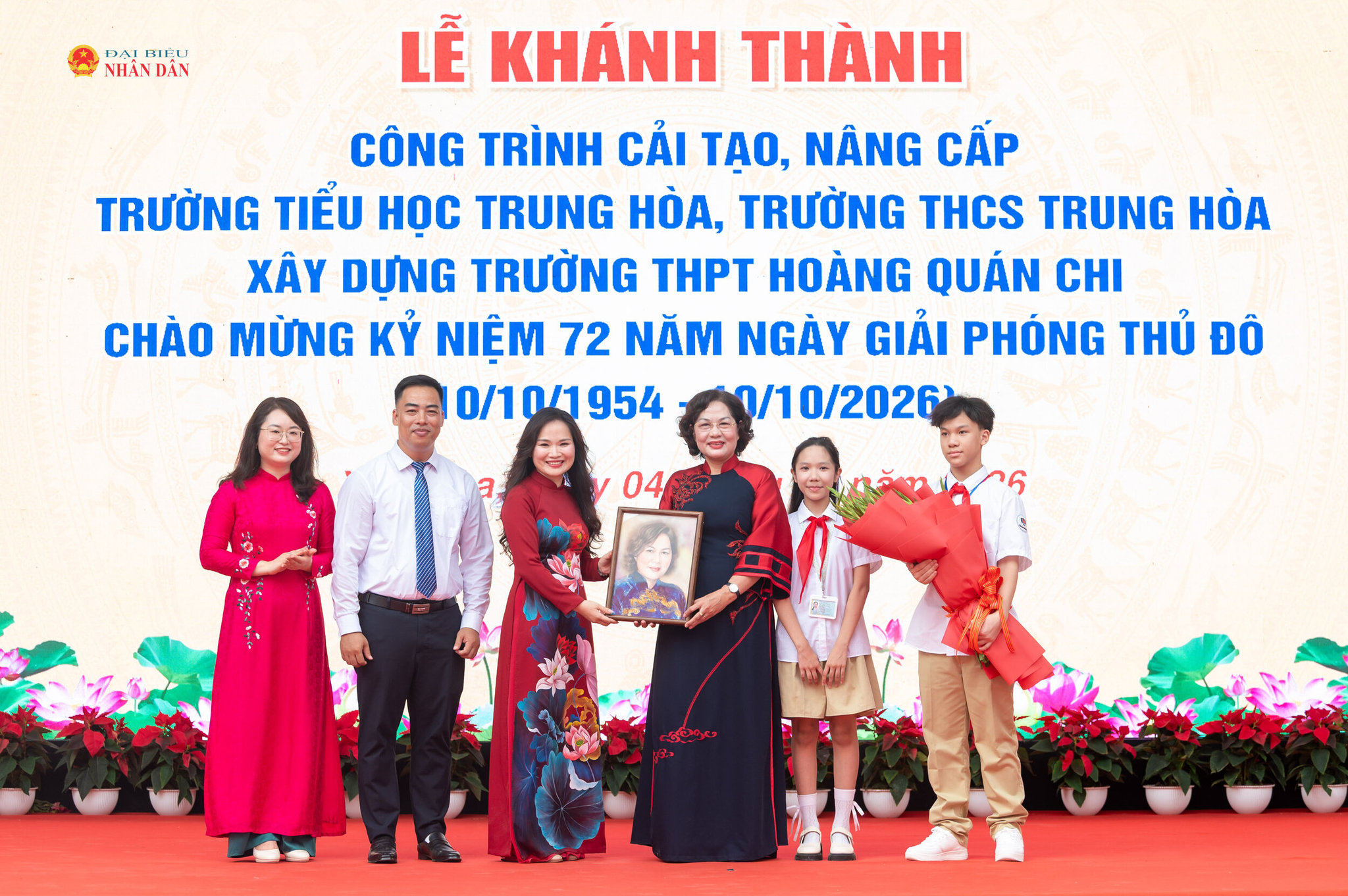 Thầy cô và các em học sinh trường THCS Trung Hoà tặng hoa và tranh tới Phó Chủ tịch Quốc hội Nguyễn Thị Hồng
