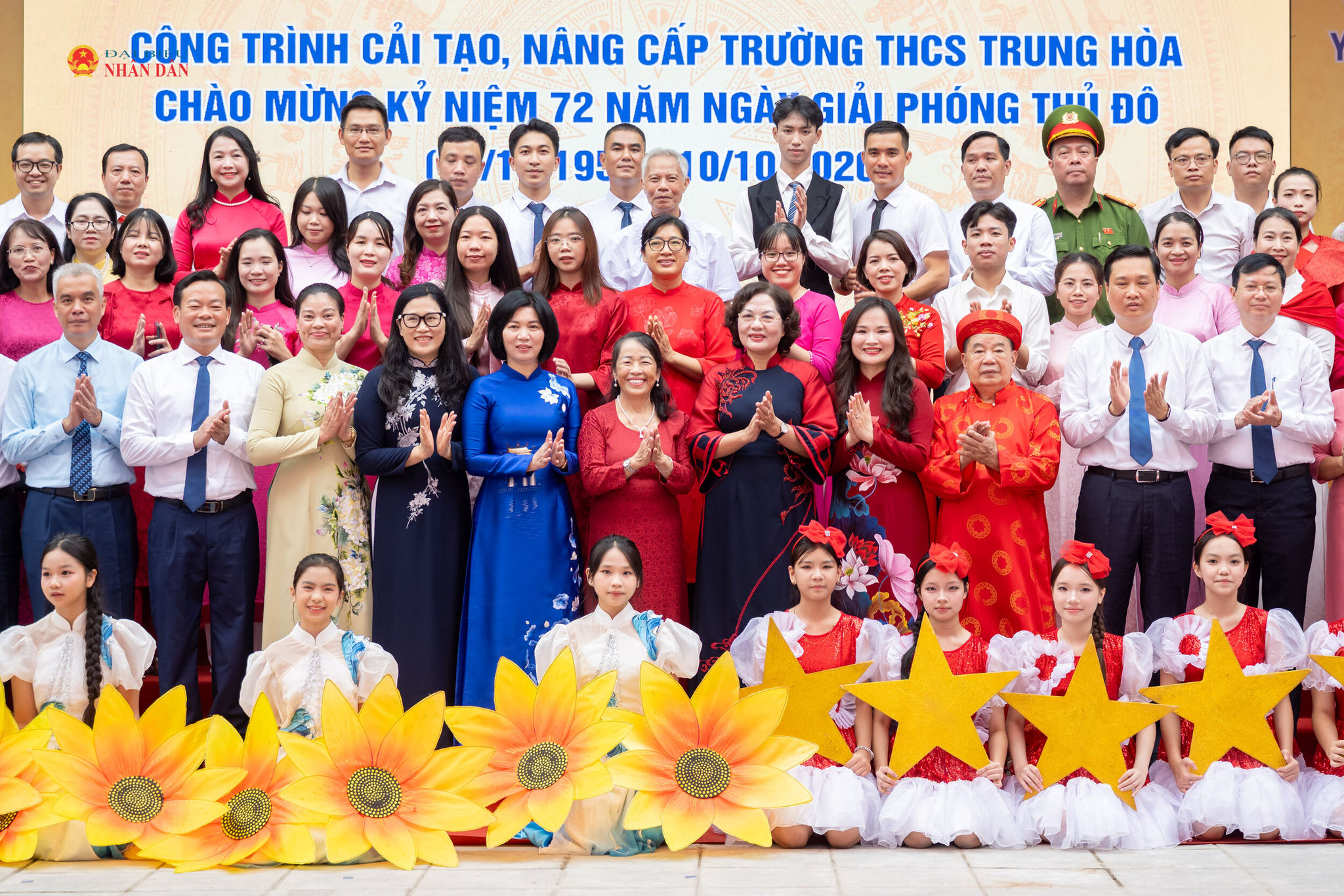 Phó Chủ tịch Quốc hội Nguyễn Thị Hồng cùng lãnh đạo thành phố Hà Nội và các đại biểu chụp ảnh lưu niệm tại trường THCS Trung Hoà