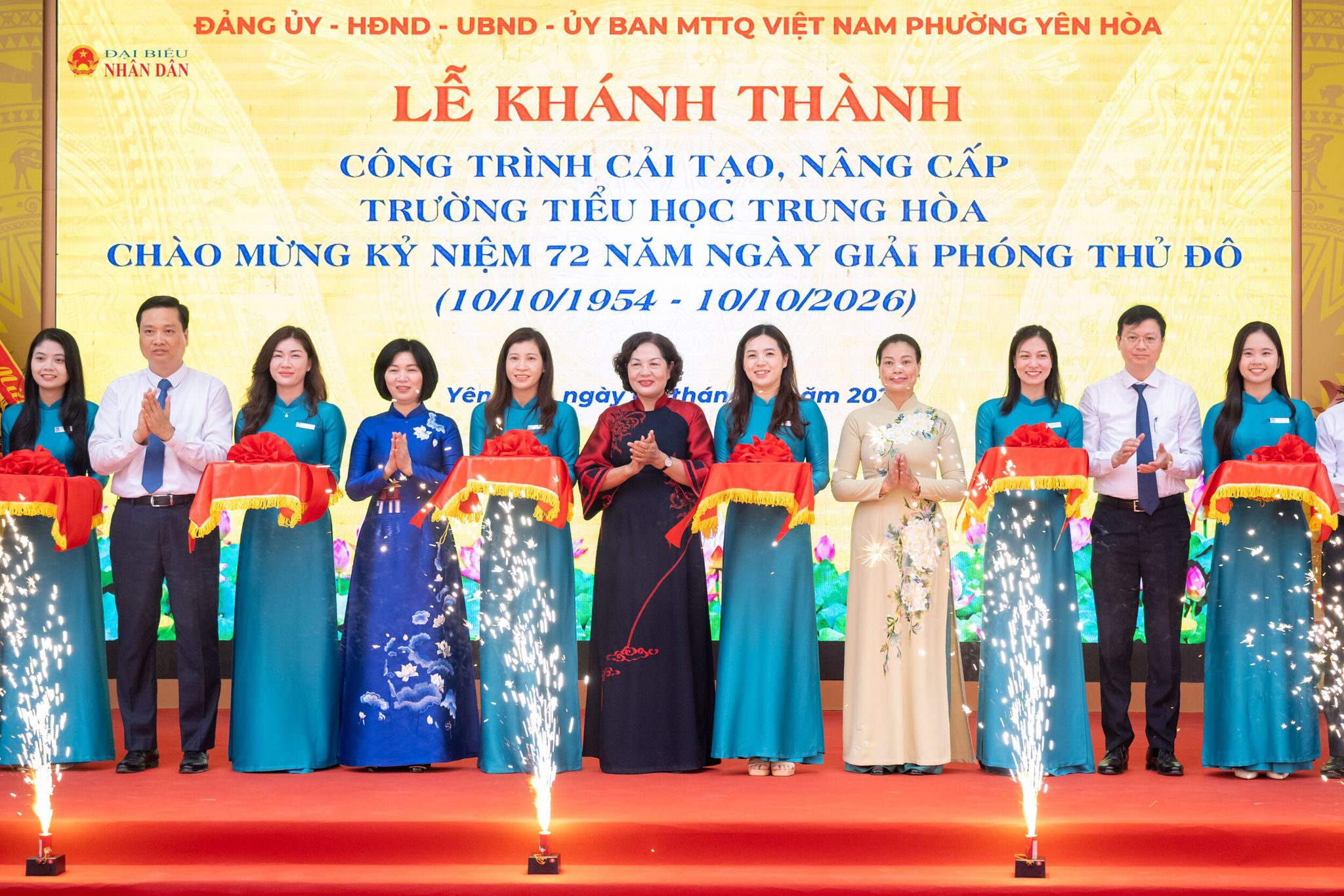 Phó Chủ tịch Quốc hội Nguyễn Thị Hồng cùng lãnh đạo thành phố Hà Nội và các đại biểu cắt băng khánh thành trường Tiểu học Trung Hoà