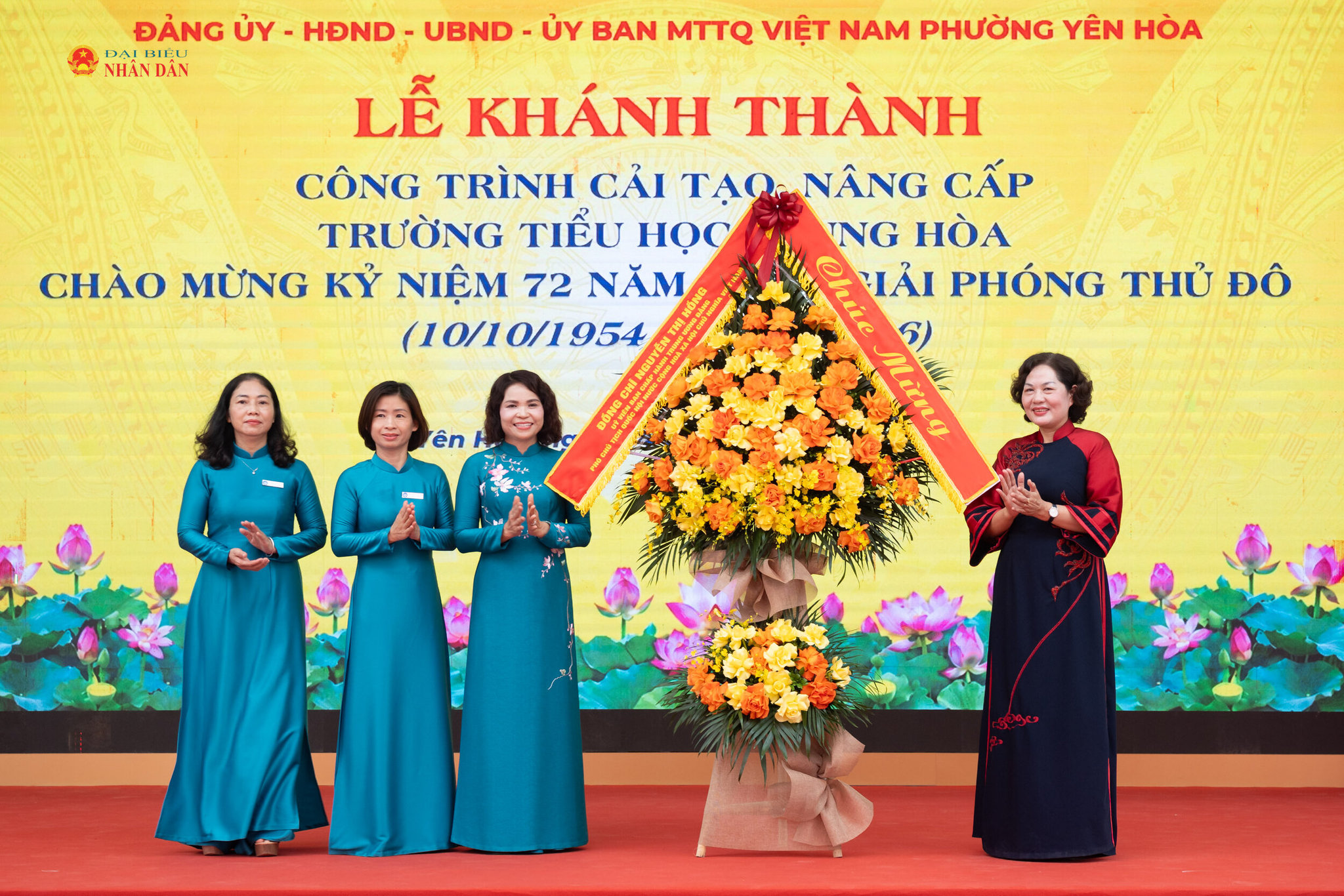 Phó Chủ tịch Quốc hội Nguyễn Thị Hồng tặng hoa chúc mừng thầy cô trường Tiểu học Trung Hoà