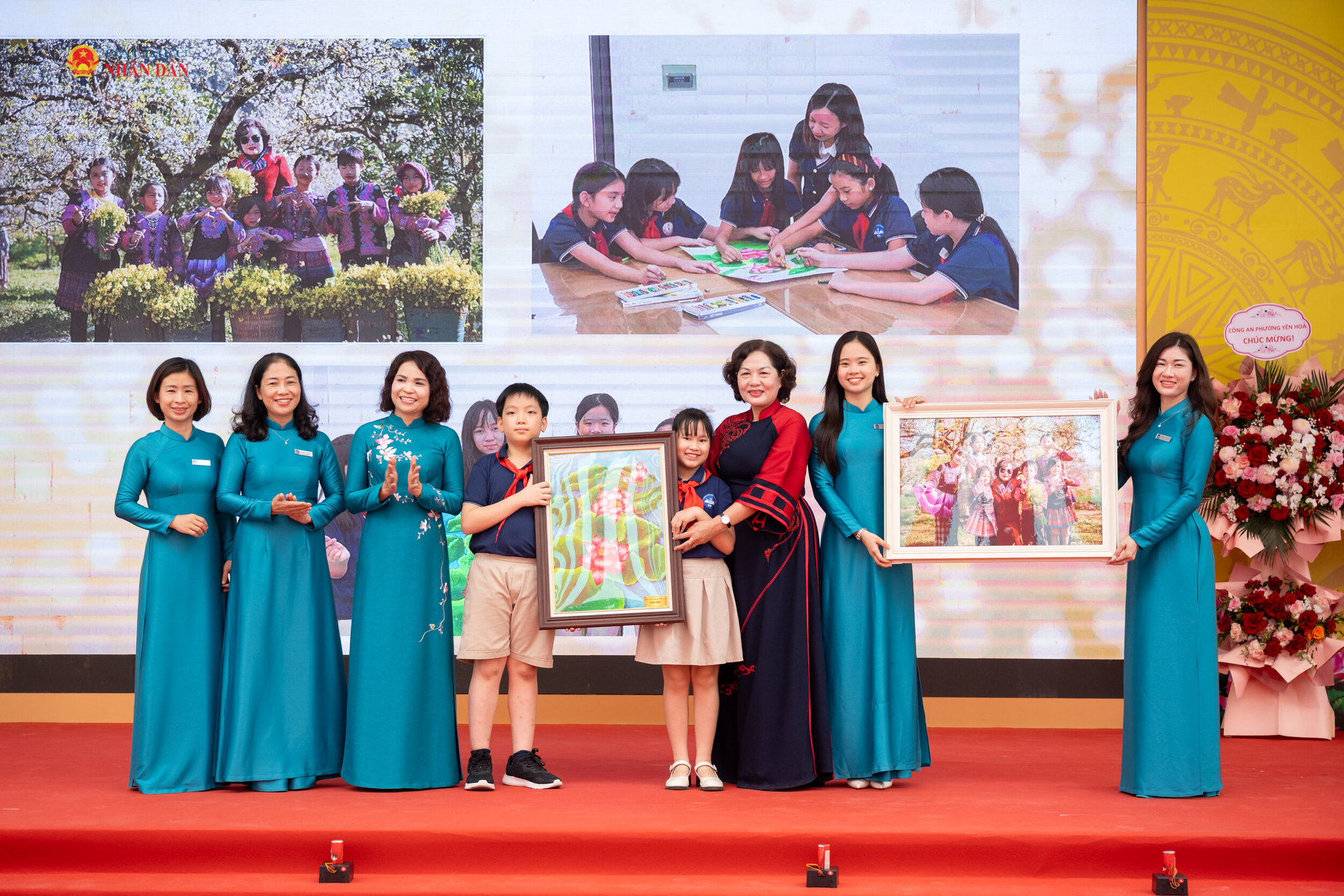 Thầy cô và các em học sinh trường Tiểu học Trung Hoà tặng tranh và ảnh tới Phó Chủ tịch Quốc hội Nguyễn Thị Hồng