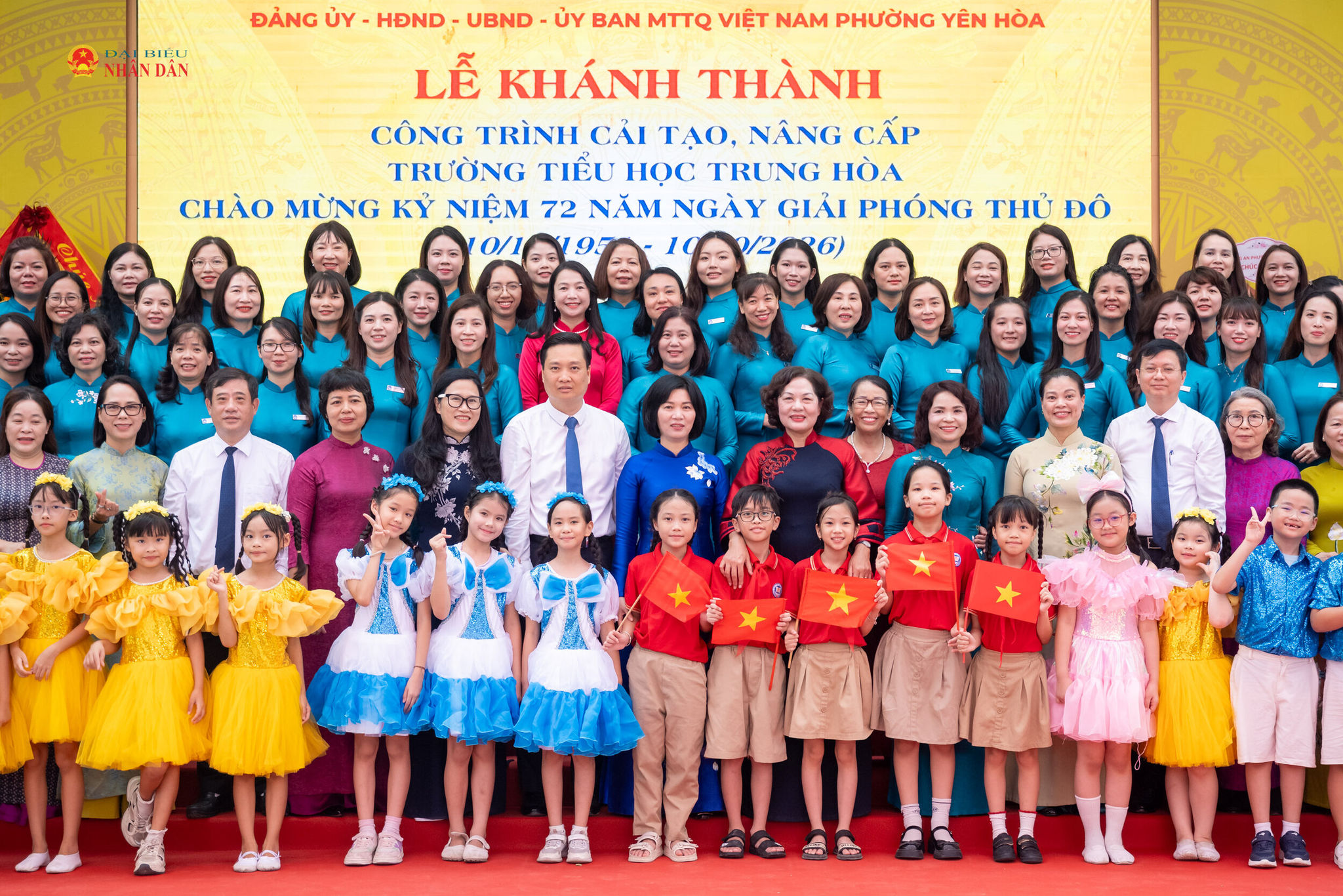 Phó Chủ tịch Quốc hội Nguyễn Thị Hồng cùng lãnh đạo thành phố Hà Nội và các đại biểu chụp ảnh lưu niệm tại trường Tiểu học Trung Hoà