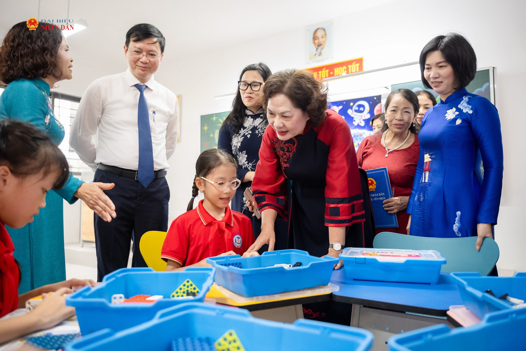 Phó Chủ tịch Quốc hội Nguyễn Thị Hồng thăm, kiểm tra cơ sở vật chất Trường Tiểu học Trung Hòa