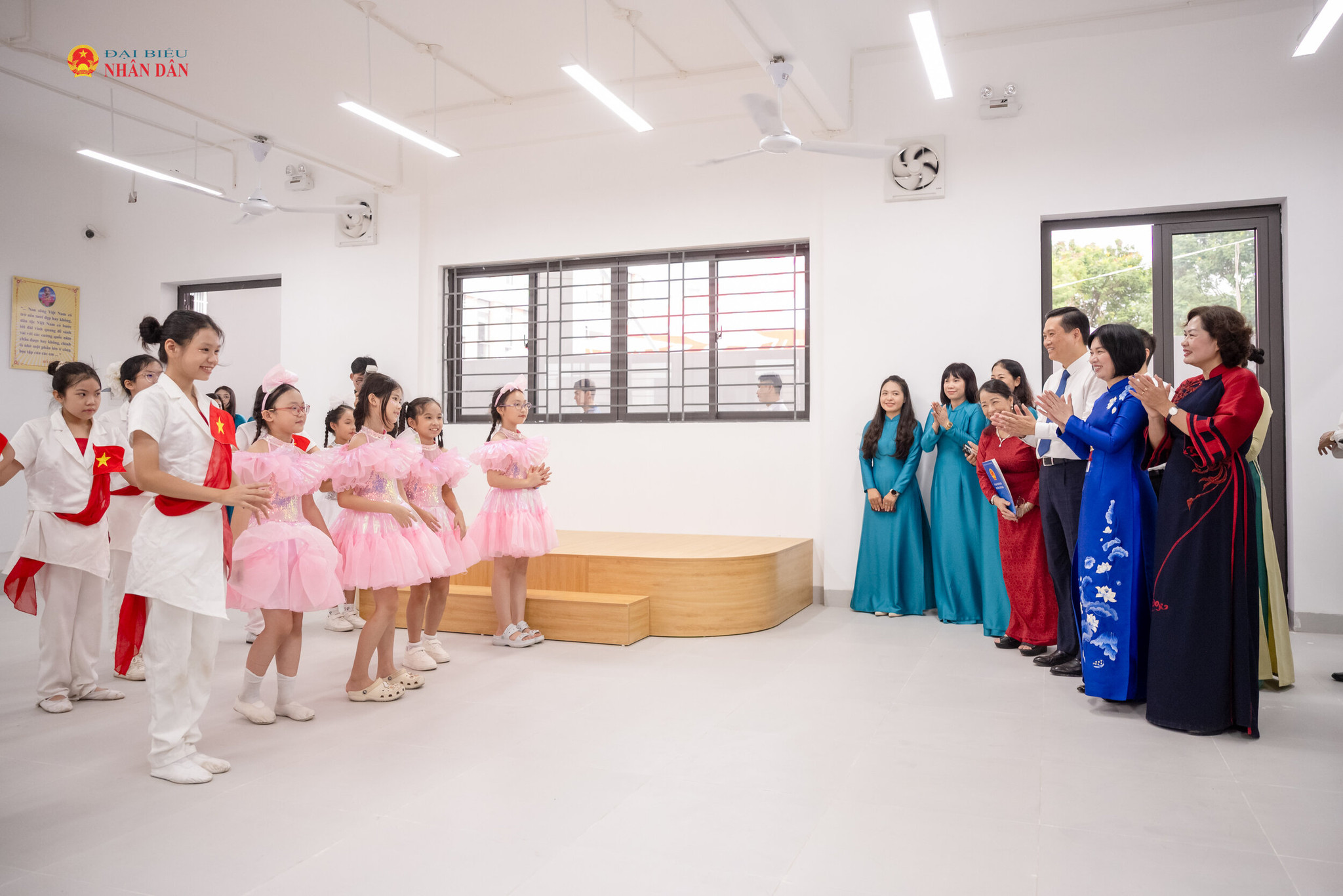 Phó Chủ tịch Quốc hội Nguyễn Thị Hồng thăm, kiểm tra cơ sở vật chất Trường Tiểu học Trung Hòa