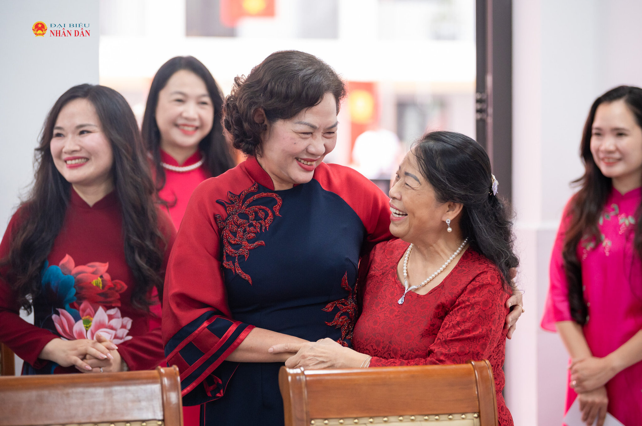 Phó Chủ tịch Quốc hội Nguyễn Thị Hồng vui mừng thăm hỏi cô giáo chủ nhiệm khi còn học tại trường Tiểu học Trung Hoà