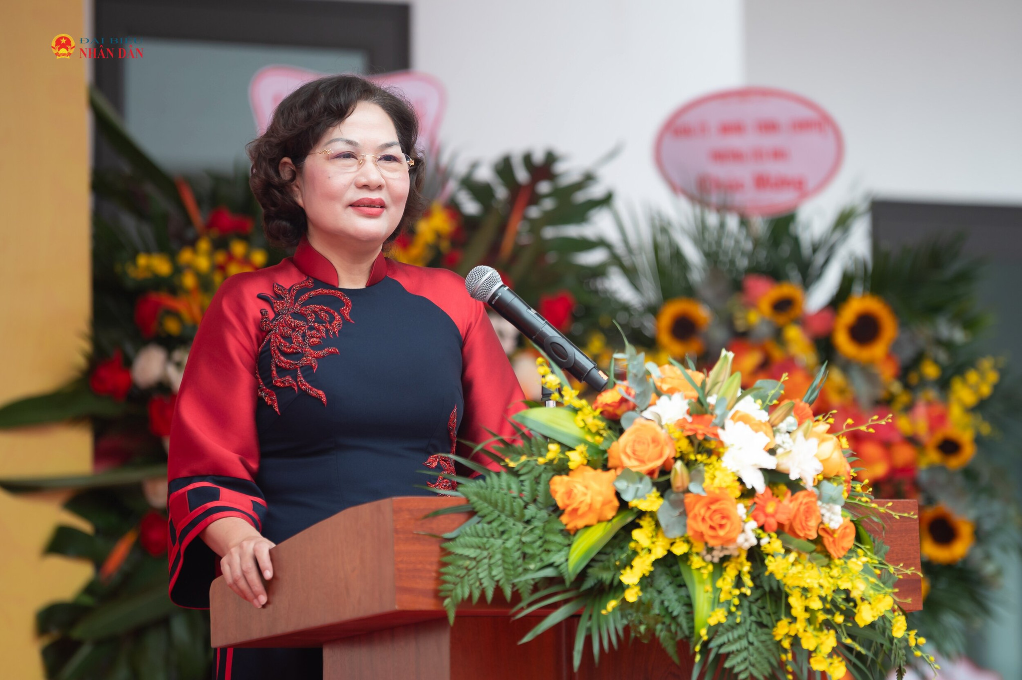 Phó Chủ tịch Quốc hội Nguyễn Thị Hồng phát biểu tại điểm Trường THCS Trung Hòa