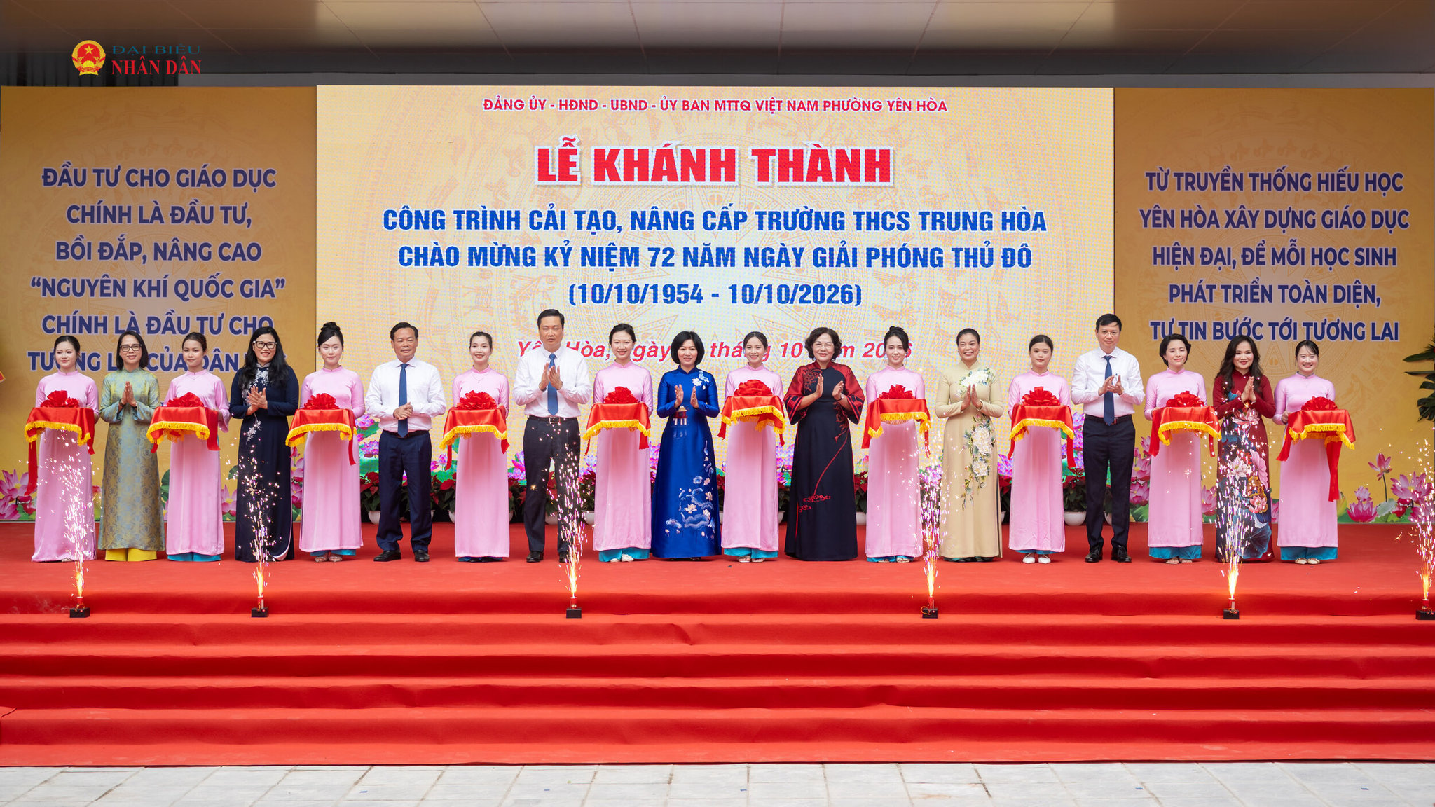 Phó Chủ tịch Quốc hội Nguyễn Thị Hồng cùng lãnh đạo thành phố Hà Nội và các đại biểu cắt băng khánh thành trường THCS Trung Hoà