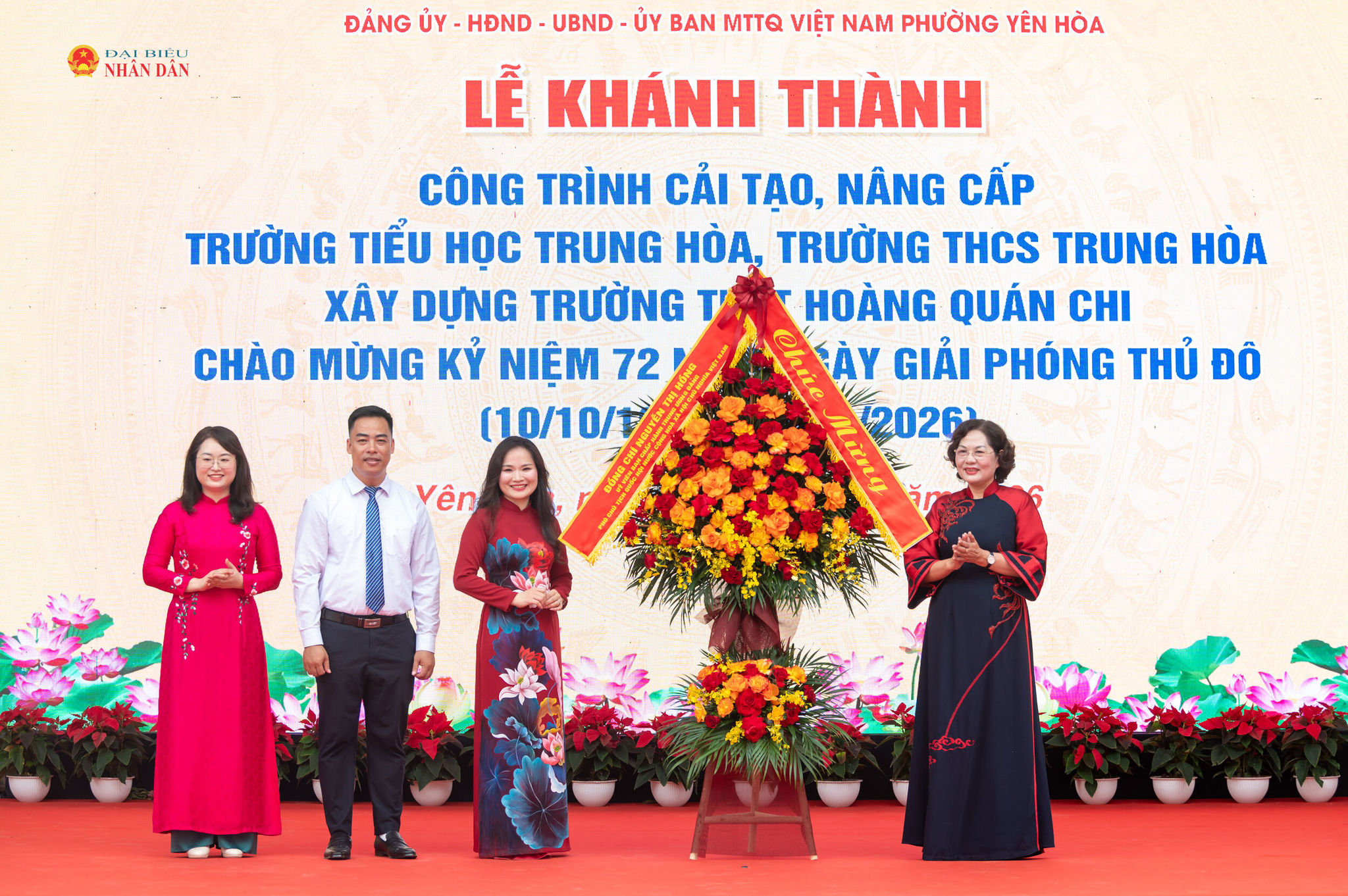 Phó Chủ tịch Quốc hội Nguyễn Thị Hồng tặng hoa chúc mừng thầy cô trường THCS Trung Hoà