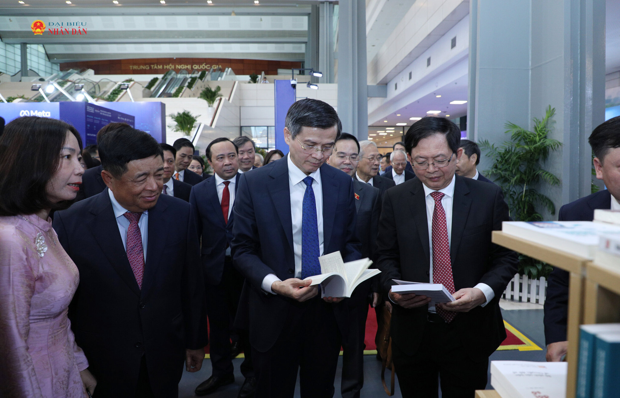 Các đại biểu tham quan không gian trưng bày sách về khoa học và công nghệ