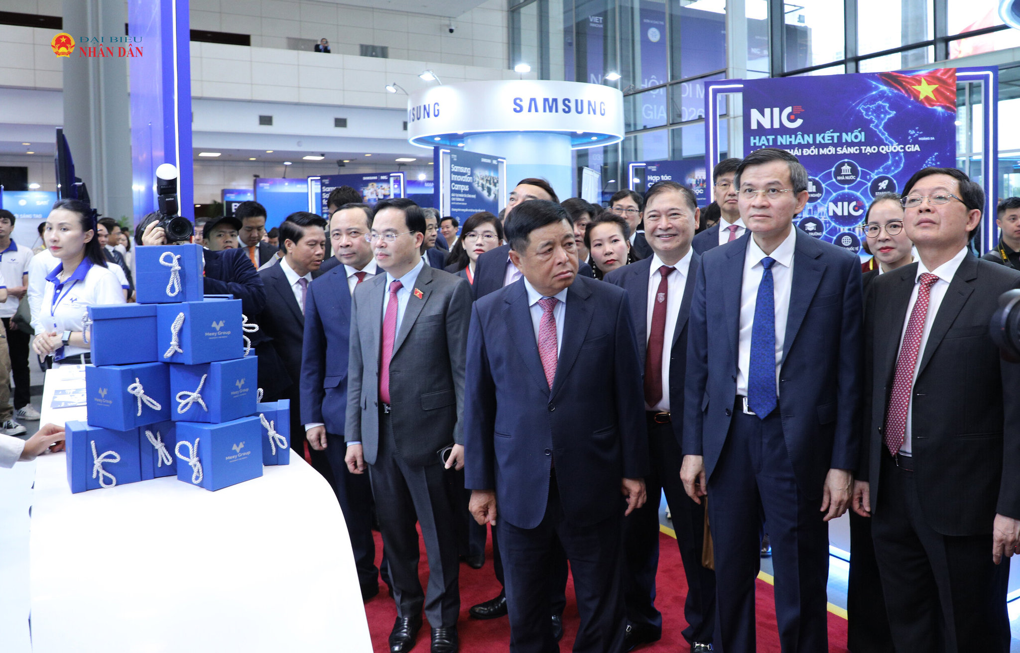 Các đại biểu tham quan các sản phẩm công nghệ