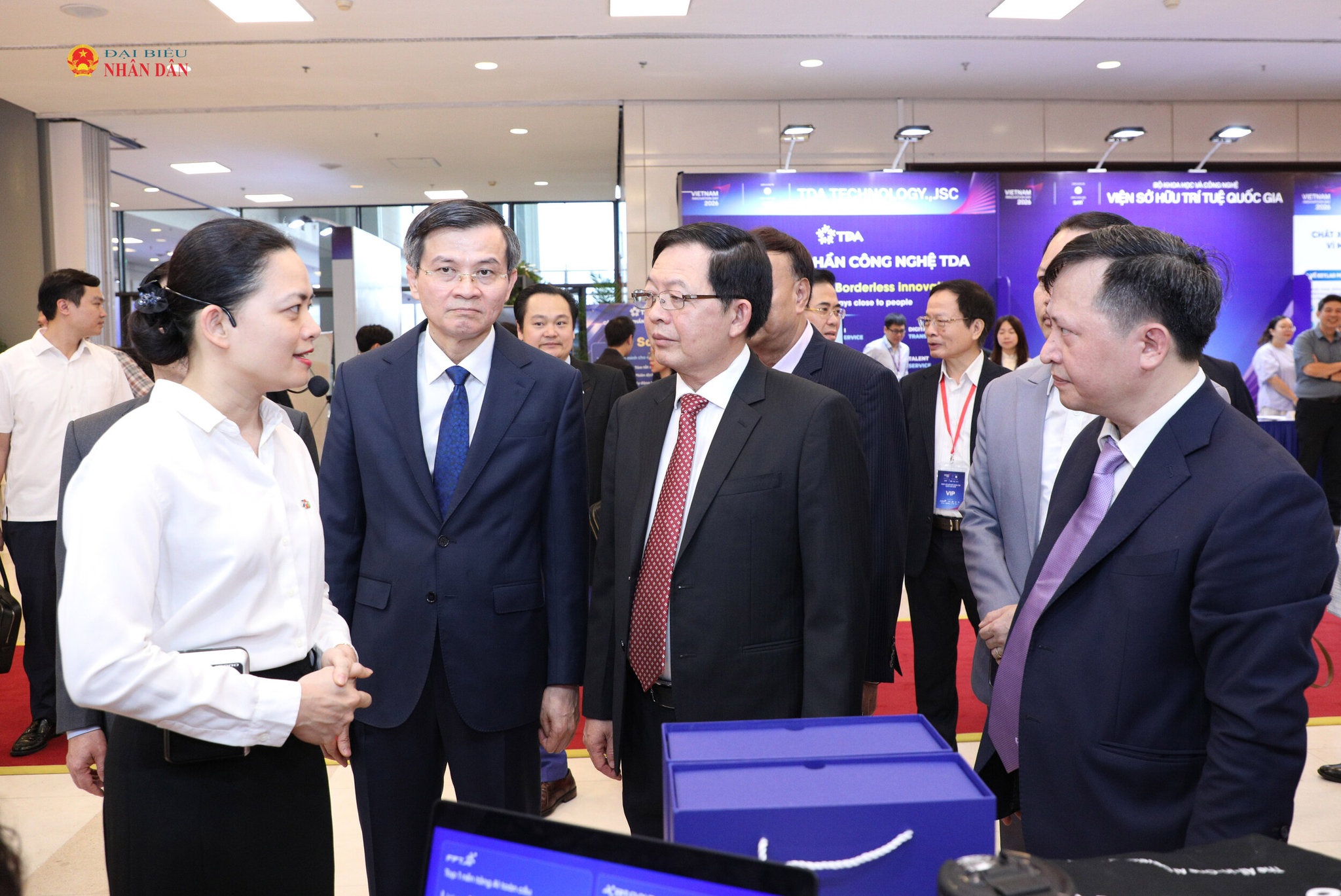 Nhiều sản phẩm công nghệ từ các công ty lớn được giới thiệu trưng bày