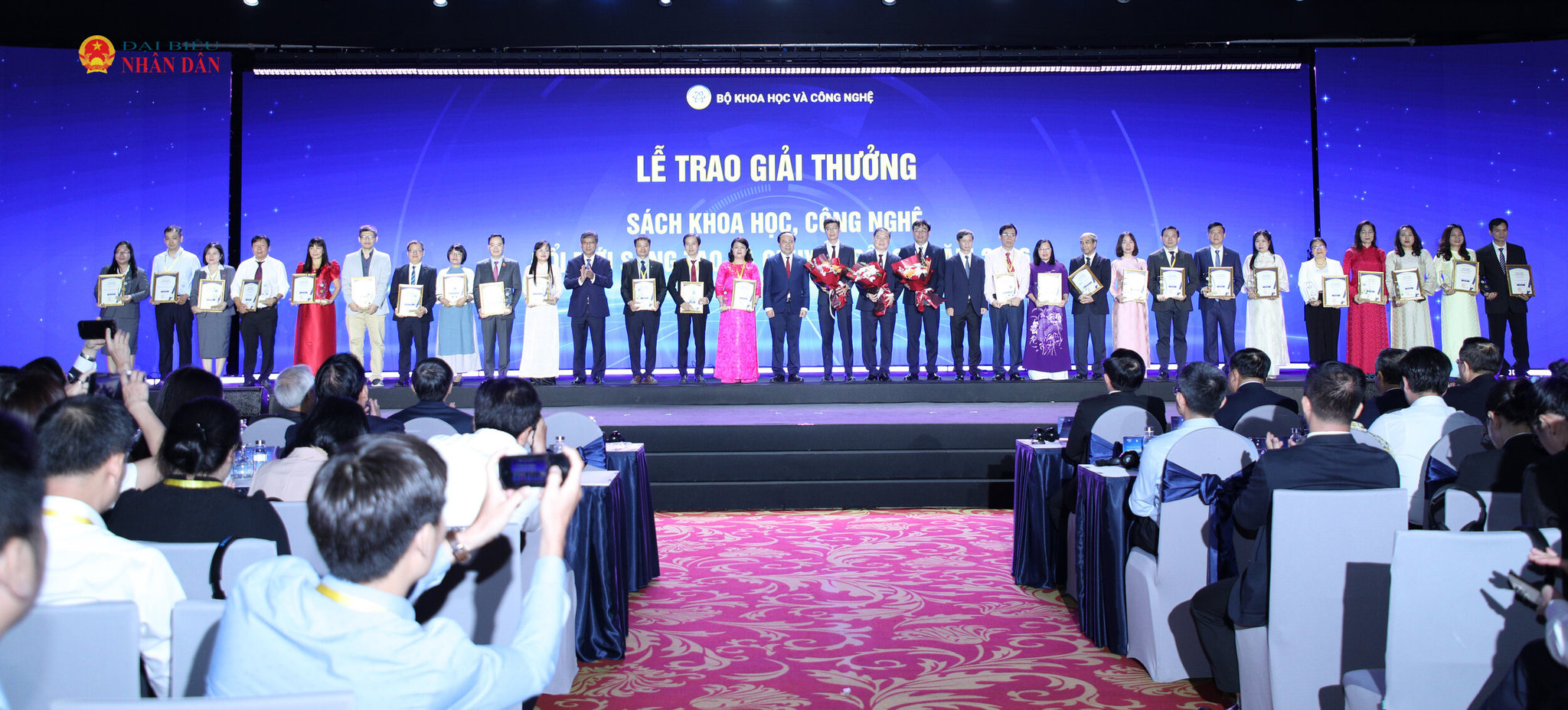 Bộ Khoa học và Công nghệ Vũ Hải Quân trao giải cho các cá nhân đạt Giải thưởng Sách khoa học, công nghệ, đổi mới sáng tạo, chuyển đổi số năm 2026