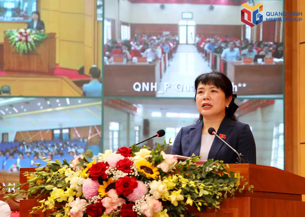 Phó Trưởng đoàn ĐBQH thành phố Quảng Ninh Nguyễn Thị Thu Hà phát biểu tại hội nghị