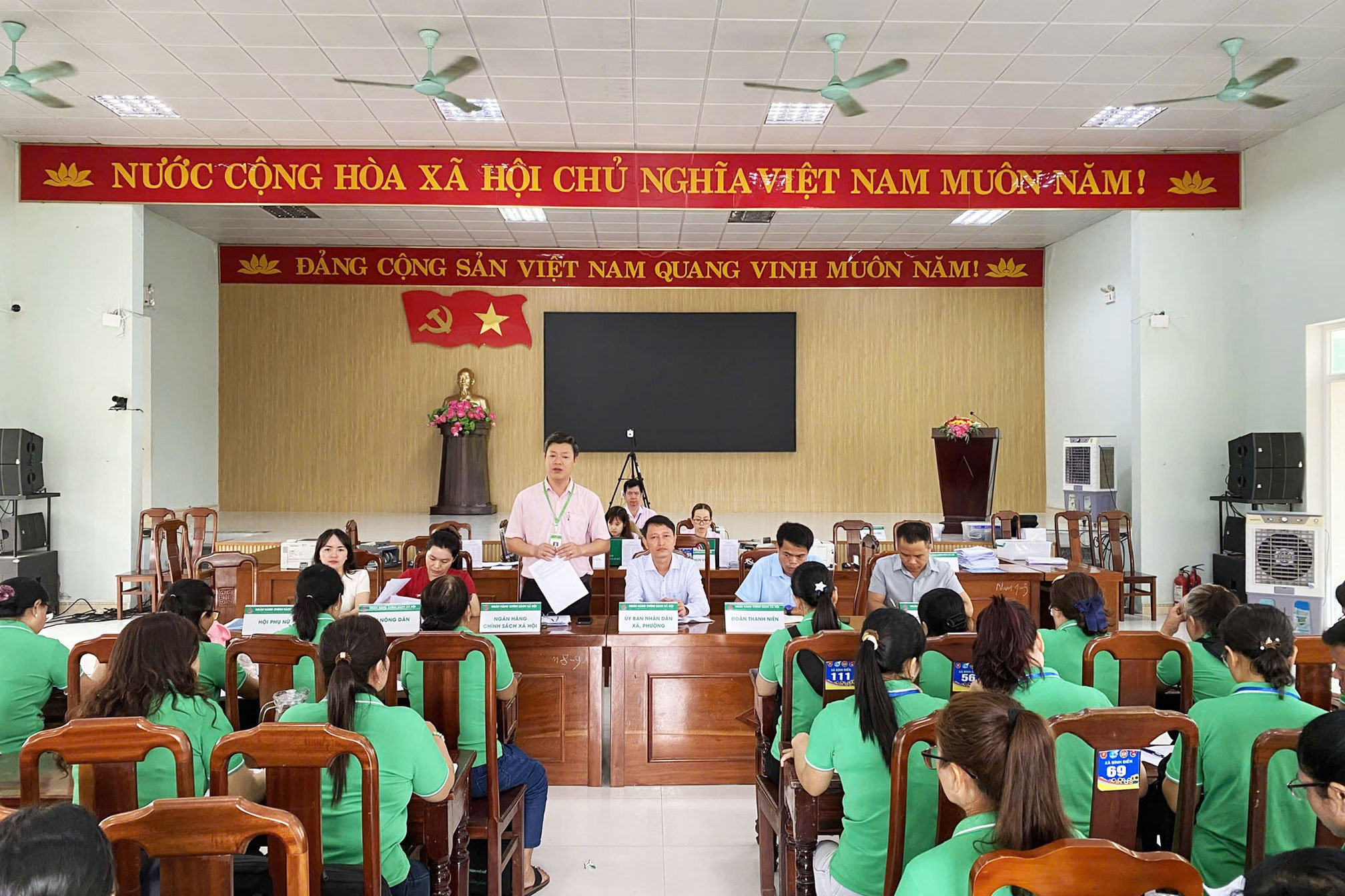 Một phiên giao dịch của NHCSXH thành phố Huế