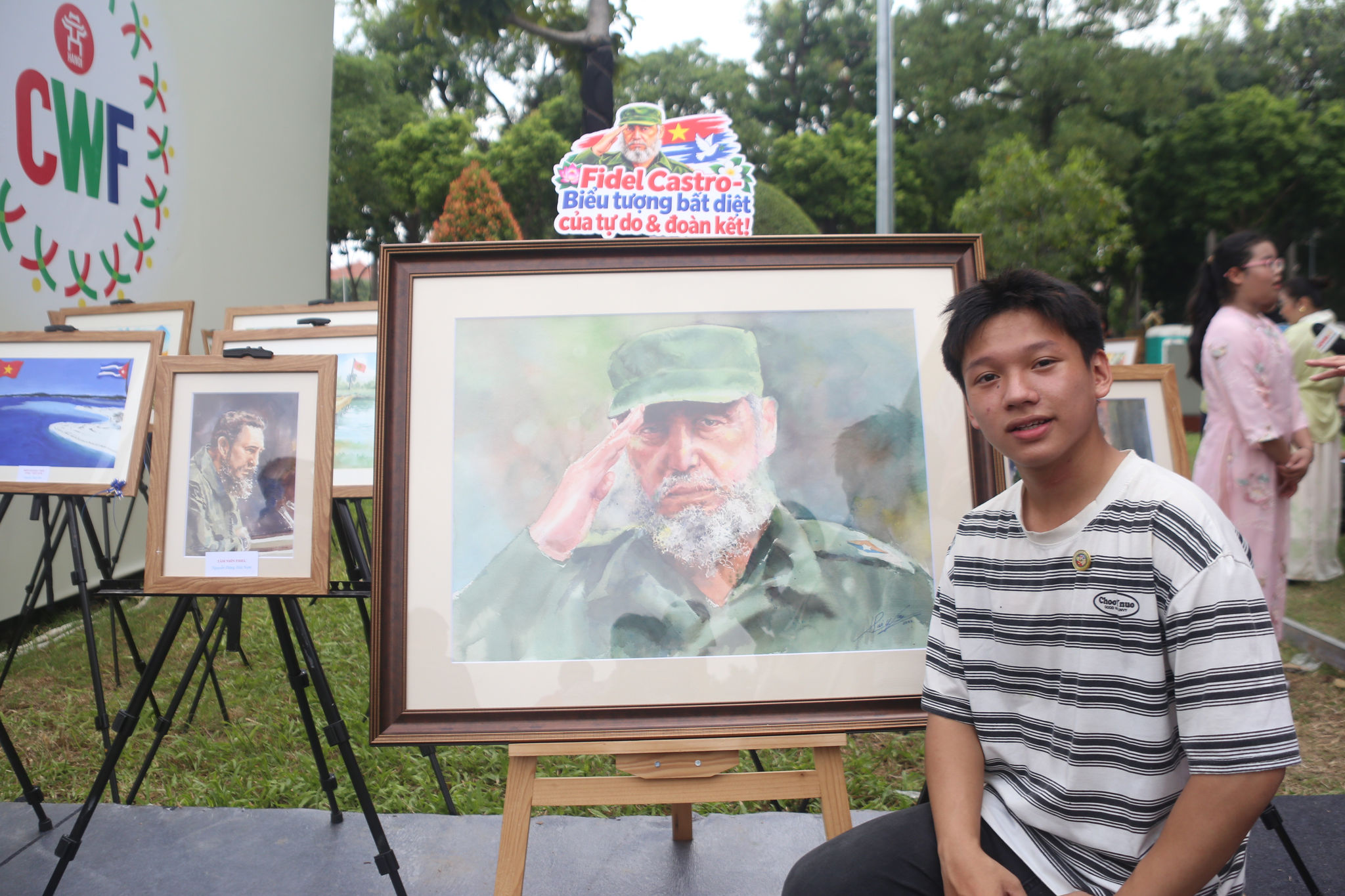 Nguyễn Đăng Hải Nam bên cạnh bức tranh Lãnh tụ Cuba Fidel Castro