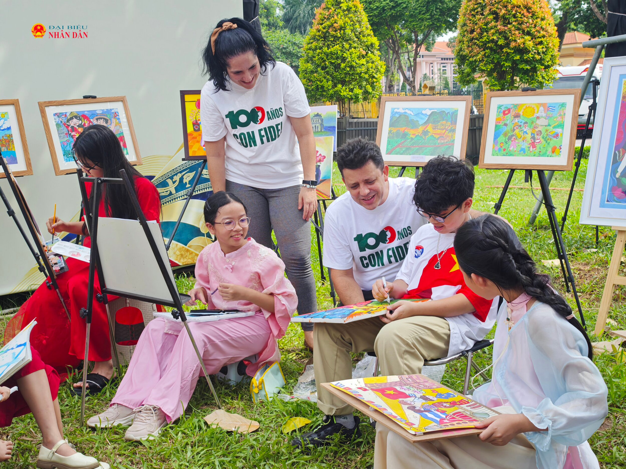Nhiều bạn nhỏ tham gia workshop sáng tạo mỹ thuật tại triển lãm
