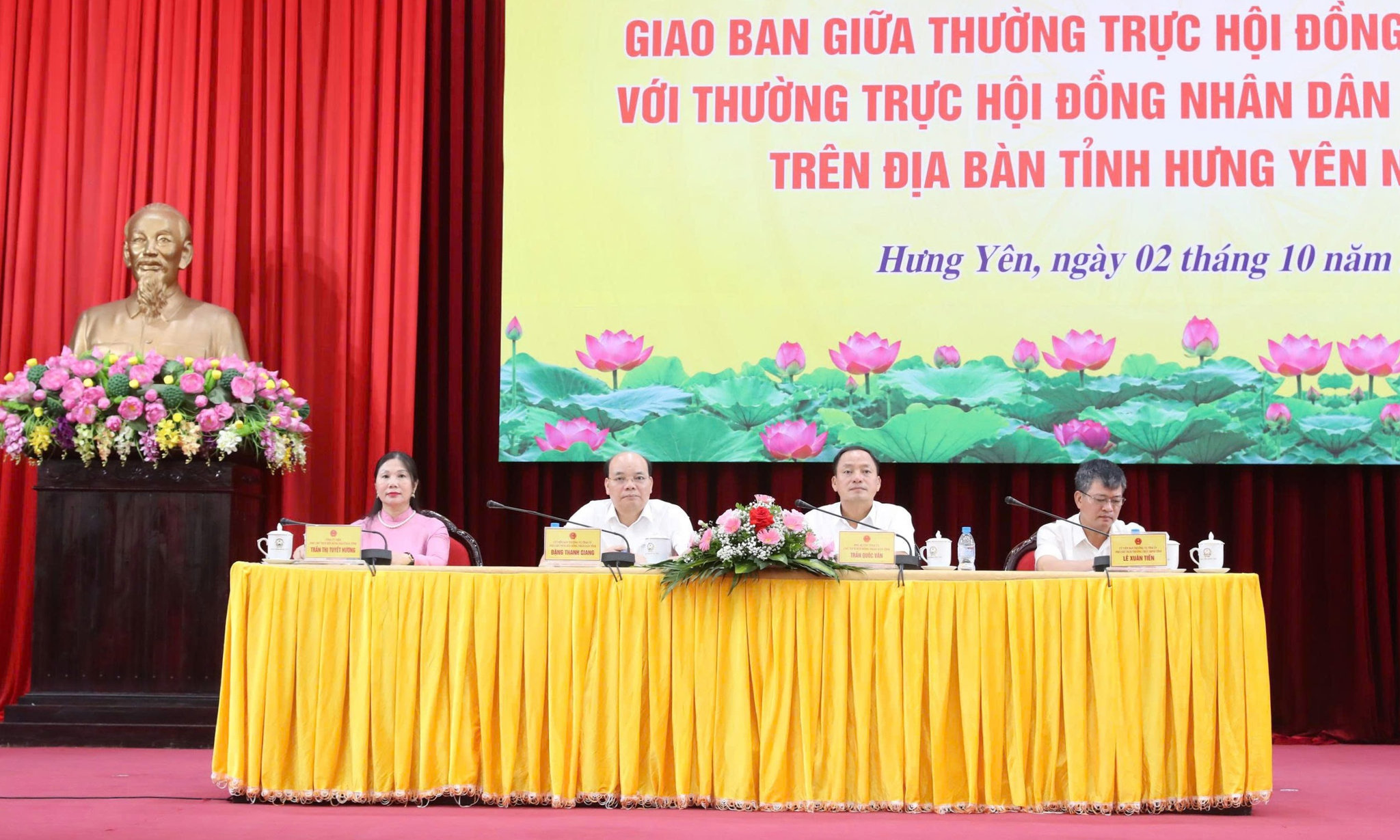 Đoàn chủ tọa điều hành hội nghị giao ban giữa Thường trực HĐND tỉnh Hưng Yên với Thường trực HĐND các xã, phường khu vực phía Nam tỉnh