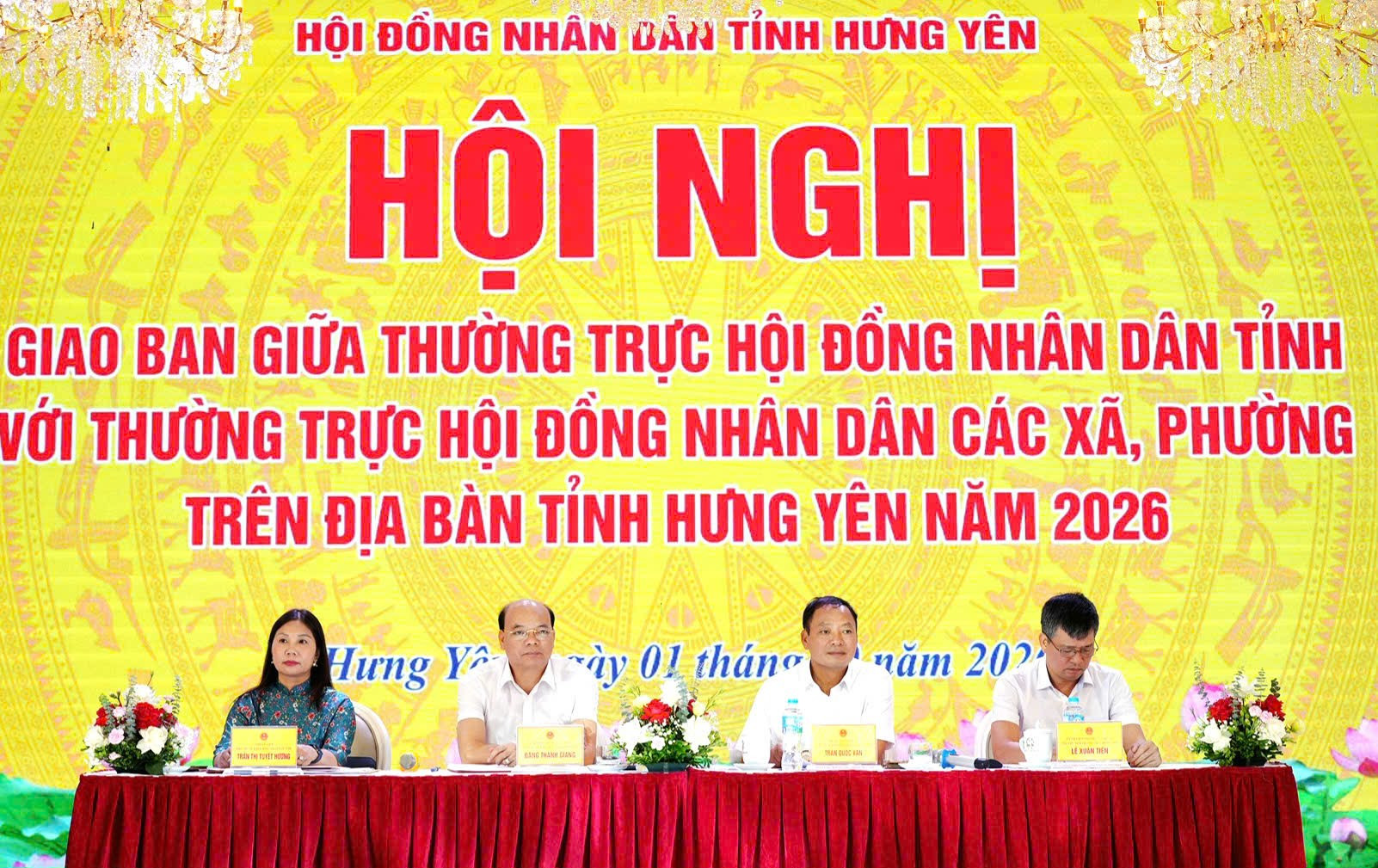 Chủ tịch HĐND tỉnh Hưng Yên Trần Quốc Văn và các Phó Chủ tịch HĐND tỉnh điều hành hội nghị
