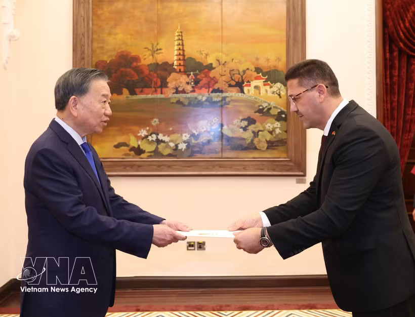 General Secretary of the Communist Party of Vietnam Central Committee and President To Lam (L) receives Palestinian Ambassador Shadi Abu Zarqa in Hanoi on October 3. (Photo; VNA)