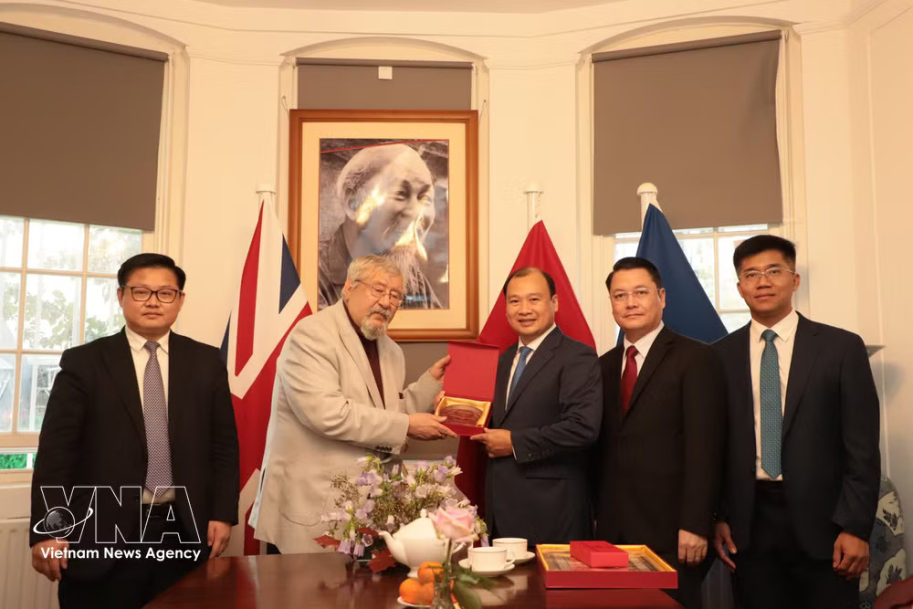 Deputy Director of the Ho Chi Minh National Academy of Politics (HCMA) meets with General Secretary of the New Communist Party of Britain Andy Brooks. (Photo: VNA) vnanet_potal-vietnam-uk-theoretical-research-2.jpg