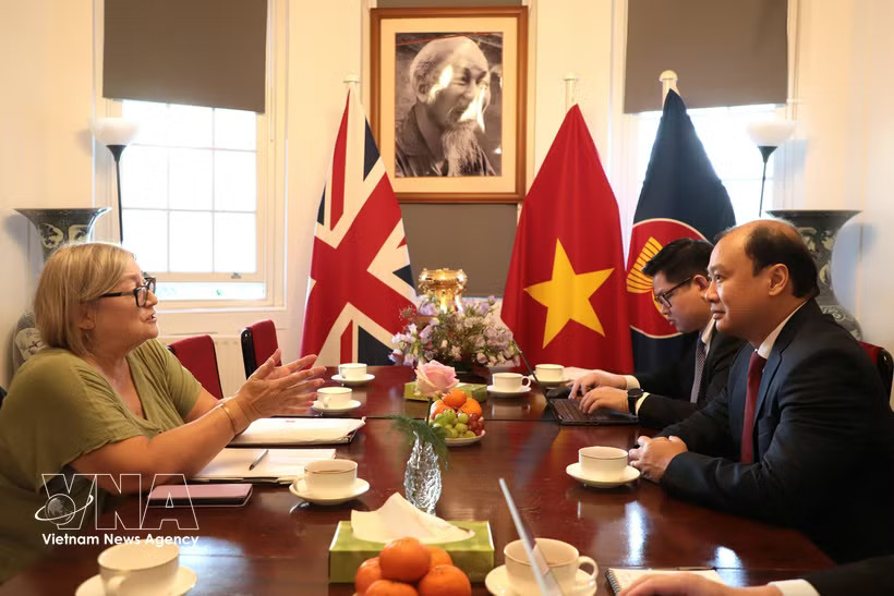Le Hai Binh, Member of the Communist Party of Vietnam Central Committee and Permanent Deputy Director of the Ho Chi Minh National Academy of Politics (HCMA) meets with Chair of the Communist Party of Britain Lorraine Douglas. (Photo: VNA)