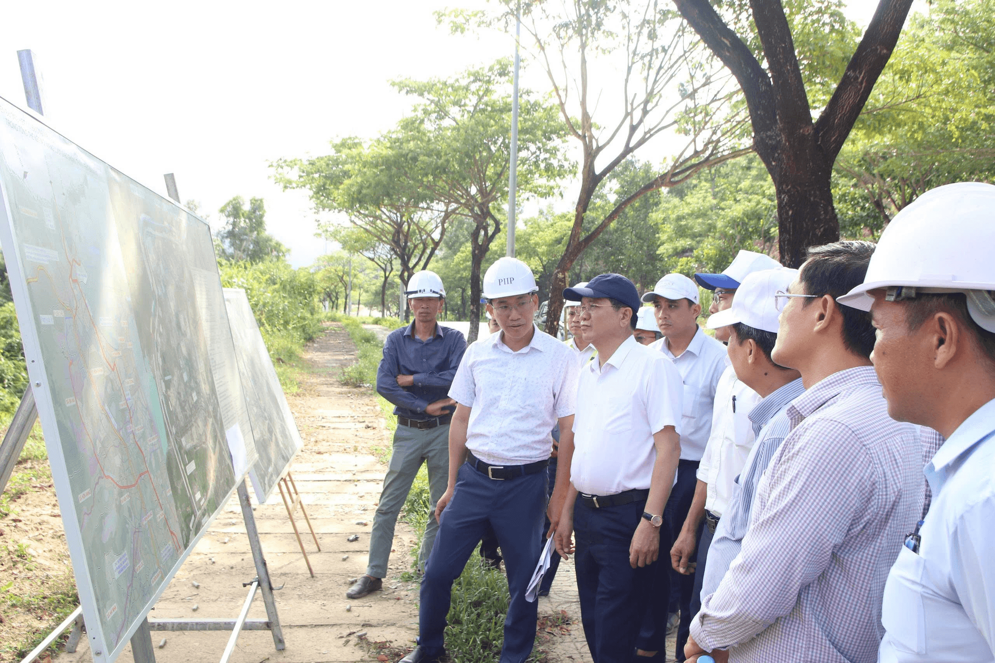 Đại diện chủ đầu tư báo cáo tiến độ triển khai dự án Tuyến đường kết nối đường Vành đai phía tây đến cao tốc La Sơn - Túy Loan (phía sau khu công nghệ cao) với Đoàn khảo sát Ban Đô thị HĐND thành phố Đà Nẵng
