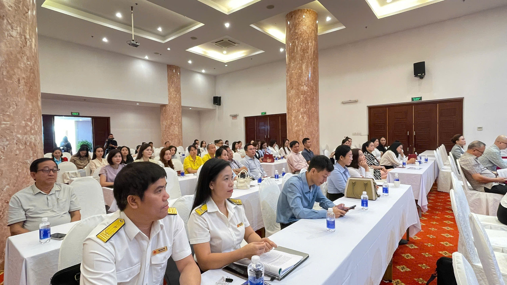 Các đại biểu tham dự hội nghị