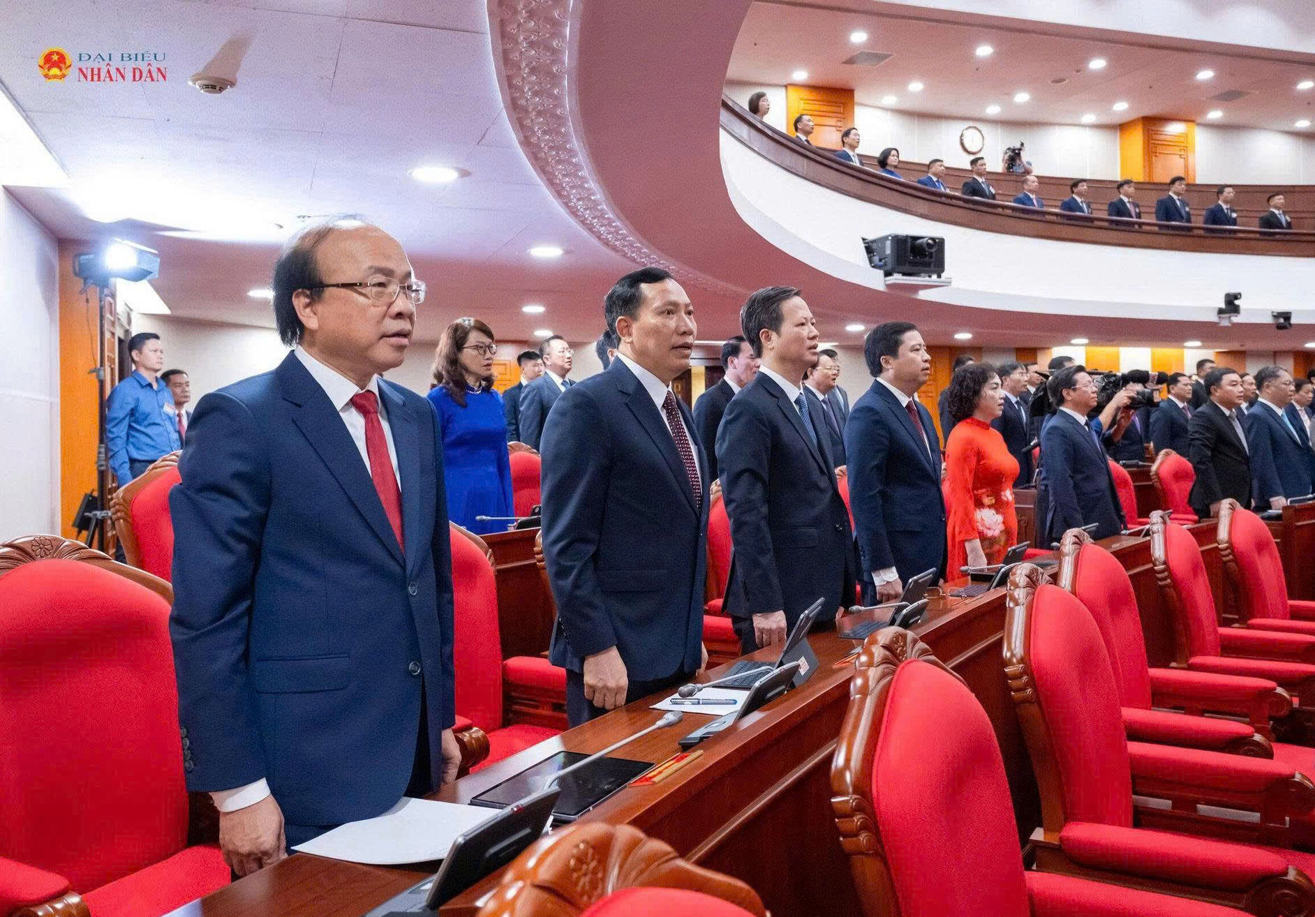 Các đại biểu thực hiện nghi lễ chào cờ