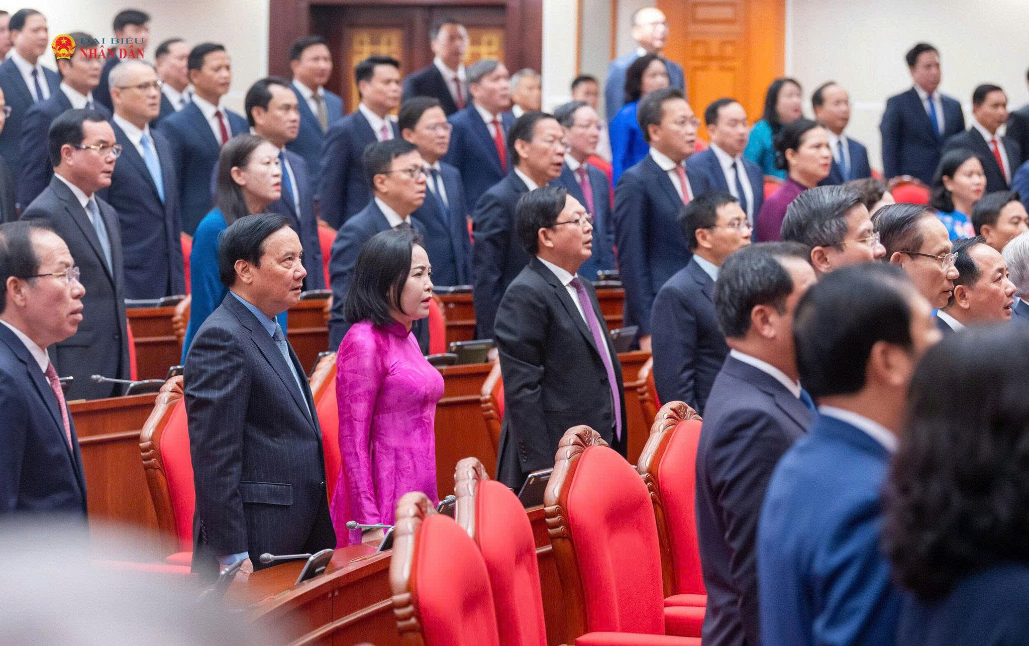 Các đại biểu thực hiện nghi lễ chào cờ