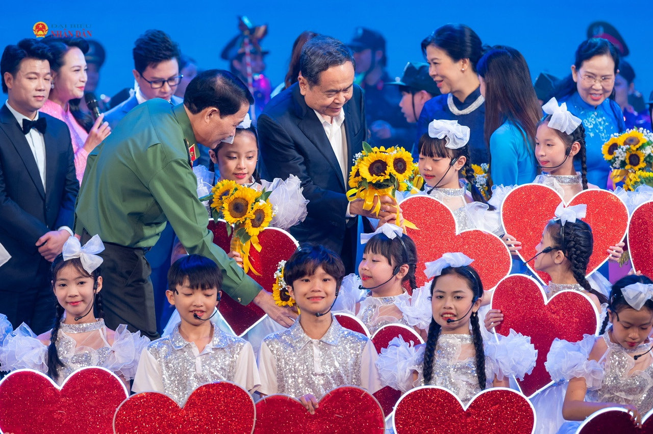 Chủ tịch Quốc hội Trần Thanh Mẫn cùng các đại biểu tặng hoa các nghệ sĩ nhí biểu diễn tại Chương trình