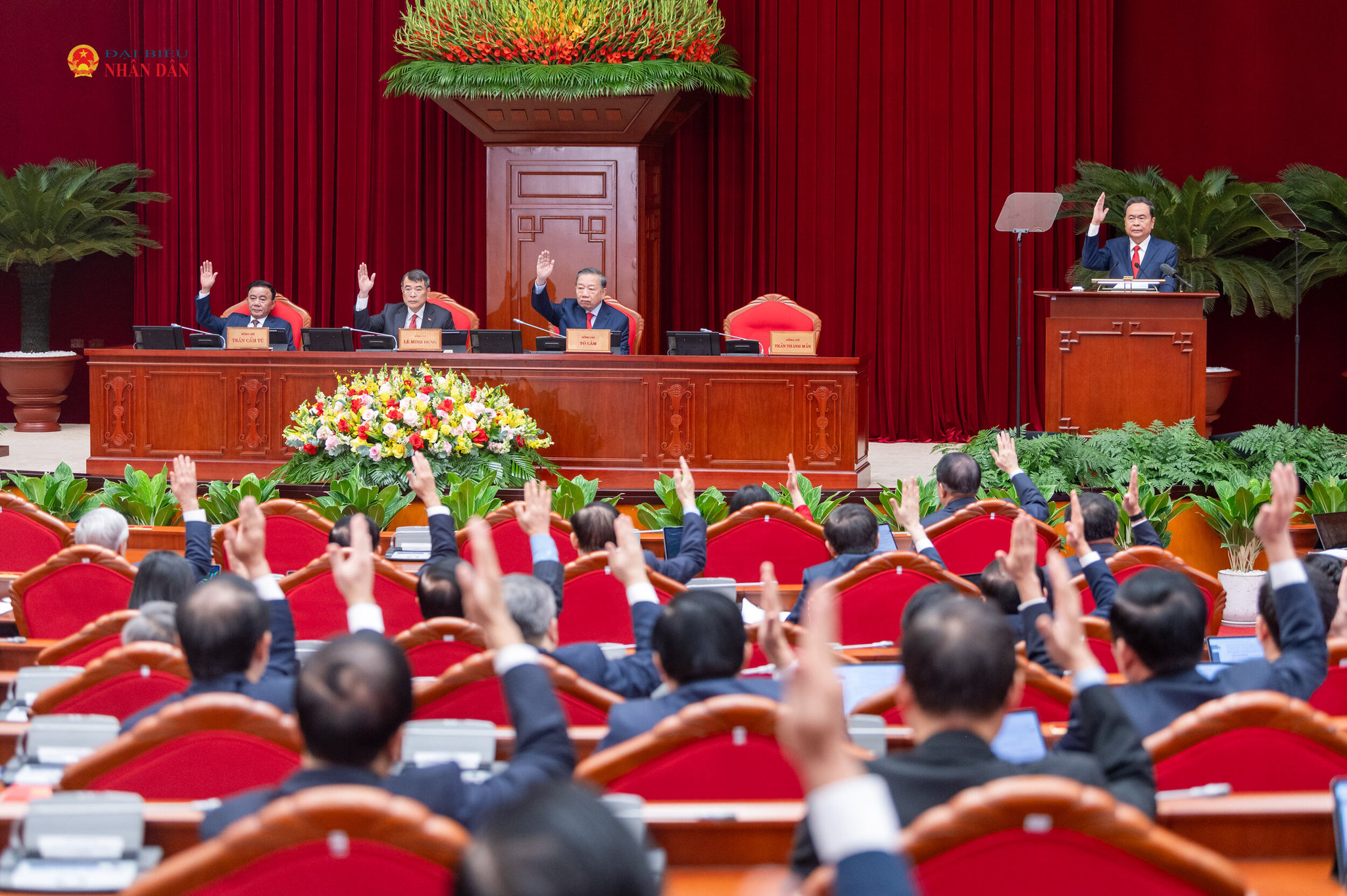Các đại biểu biểu quyết thông qua chương trình Hội nghị Trung ương 4, khóa XIV