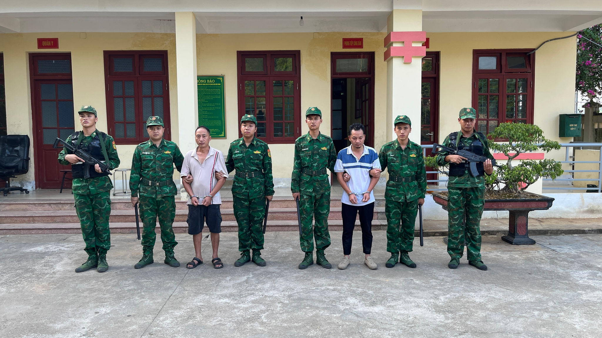 BĐBP bắt giữ 02 đối tượng Ly Thền Hồ và Sùng Văn Quang