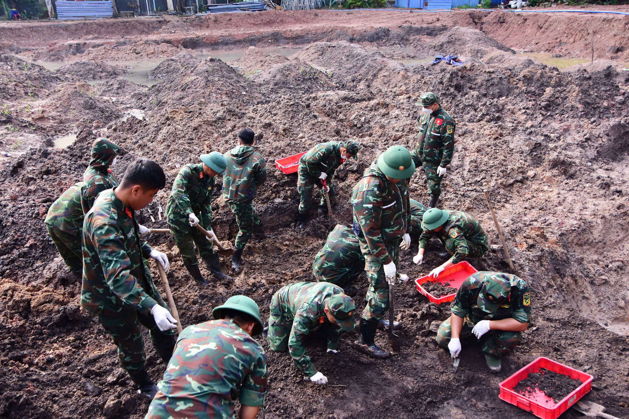 Việc mở rộng phạm vi tìm kiếm tại Khu B được triển khai đồng thời với công tác kiểm tra, xử lý đất theo từng khu vực