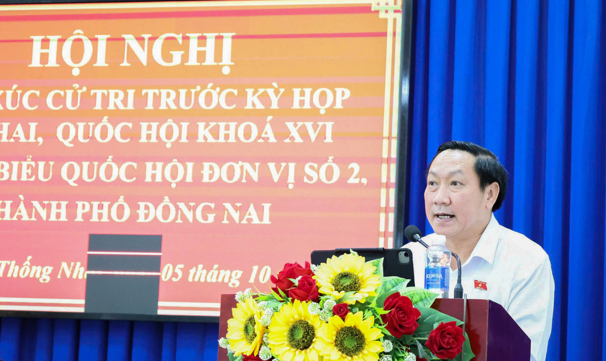 Đại biểu Bùi Xuân Thống, Phó Trưởng đoàn chuyên trách Đoàn ĐBQH TP. Đồng Nai thông tin đến cử tri tại buổi tiếp xúc