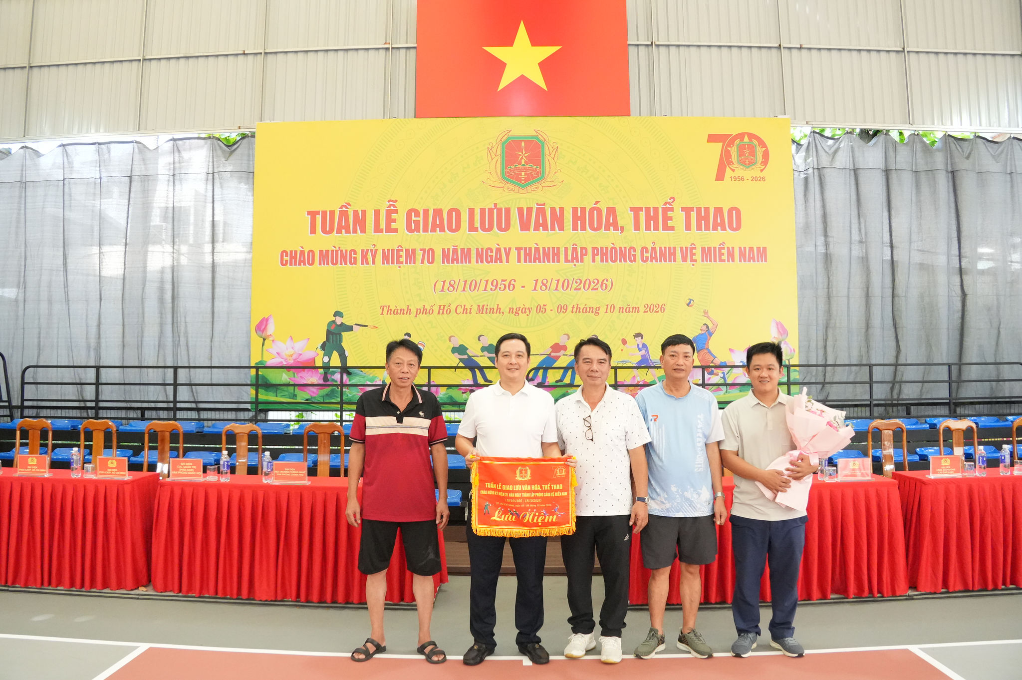 Các đội tham dự chụp hình lưu niệm tại lễ khai mạc