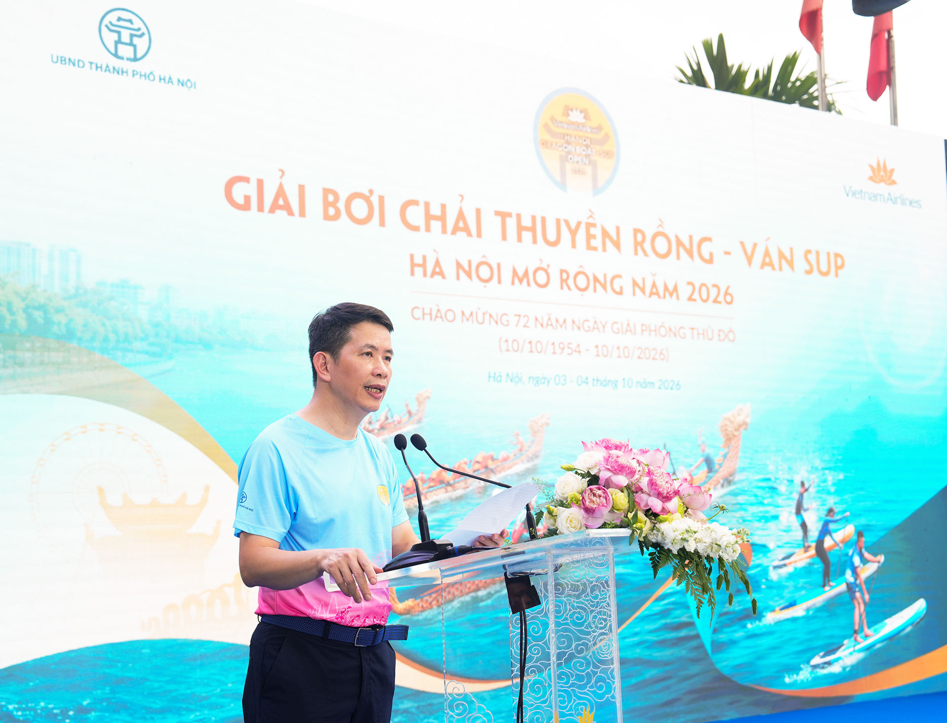 Ảnh 2_ Ông Phạm Tuấn Long, Giám đốc Sở Văn hoá, Thể thao và Du lịch TP. Hà Nội phát biểu tại lễ khai mạc Giải Bơi chải Thuyền rồng và ván SUP Hà Nội mở rộng 2026. Sự kiện góp phần đưa thể thao trở thành cầu nối gia