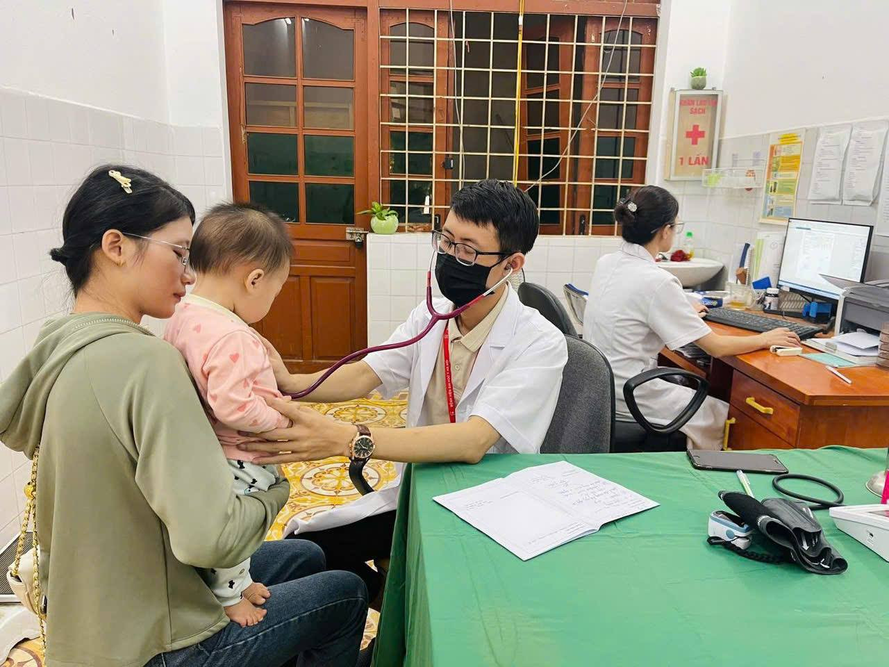 bác sĩ ĐH Y khám chữa bệnh