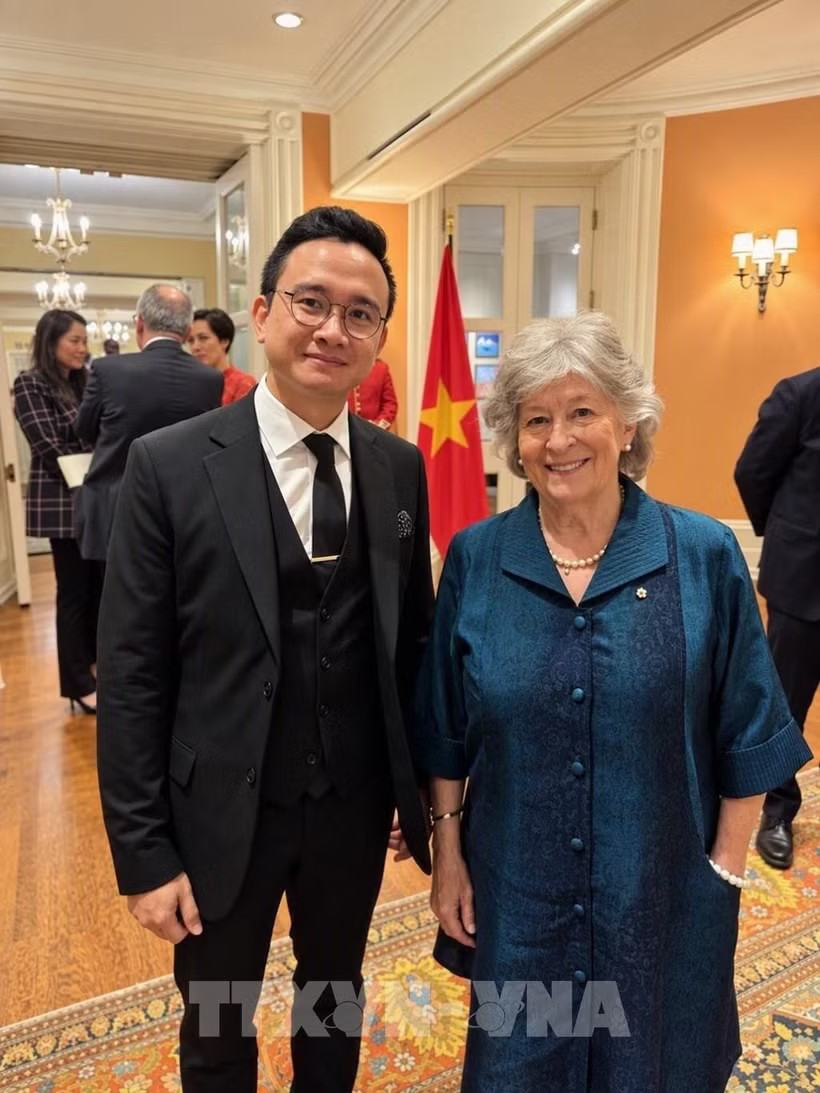 Associate Professor Dang Duc Huy (left) poses for a photo with Canadian Governor General Louise Arbour. (Photo: VNA)