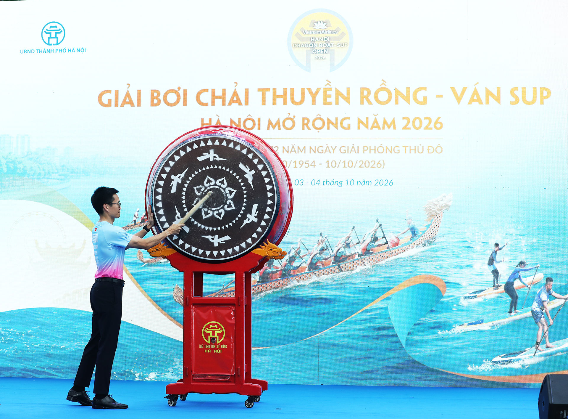 Ảnh 3_ Ông Nguyễn Quang Trung, Phó Tổng giám đốc Vietnam Airlines, đánh trống khai hội, chính thức mở màn ngày tranh giải tại Hồ Tây. Tiếng trống vang lên, báo hiệu các đội bước vào đường đua, đòi hỏi sức mạnh, kỹ