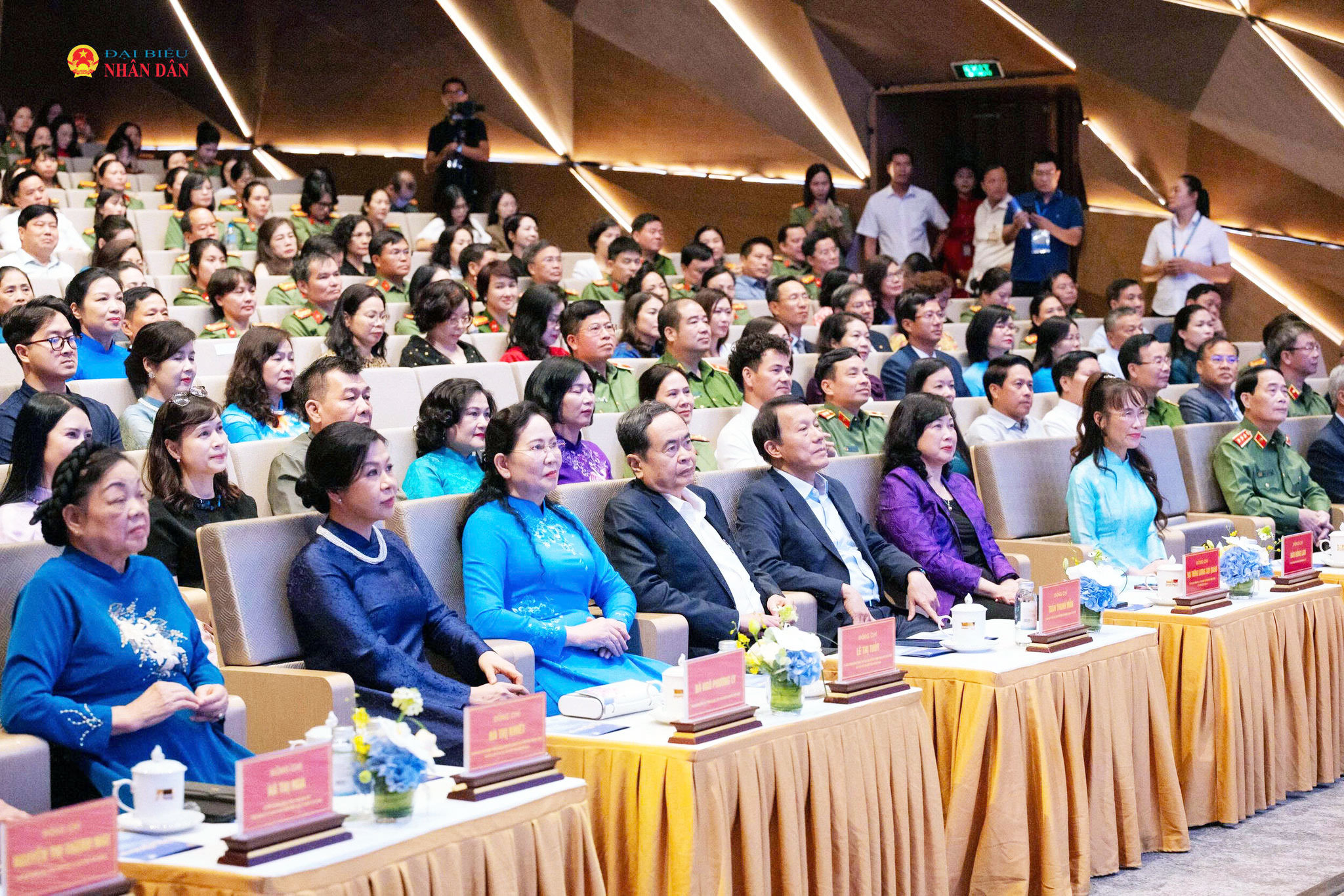 Chủ tịch Quốc hội Trần Thanh Mẫn và các đại biểu dự Chương trình ”Kết nối yêu thương”