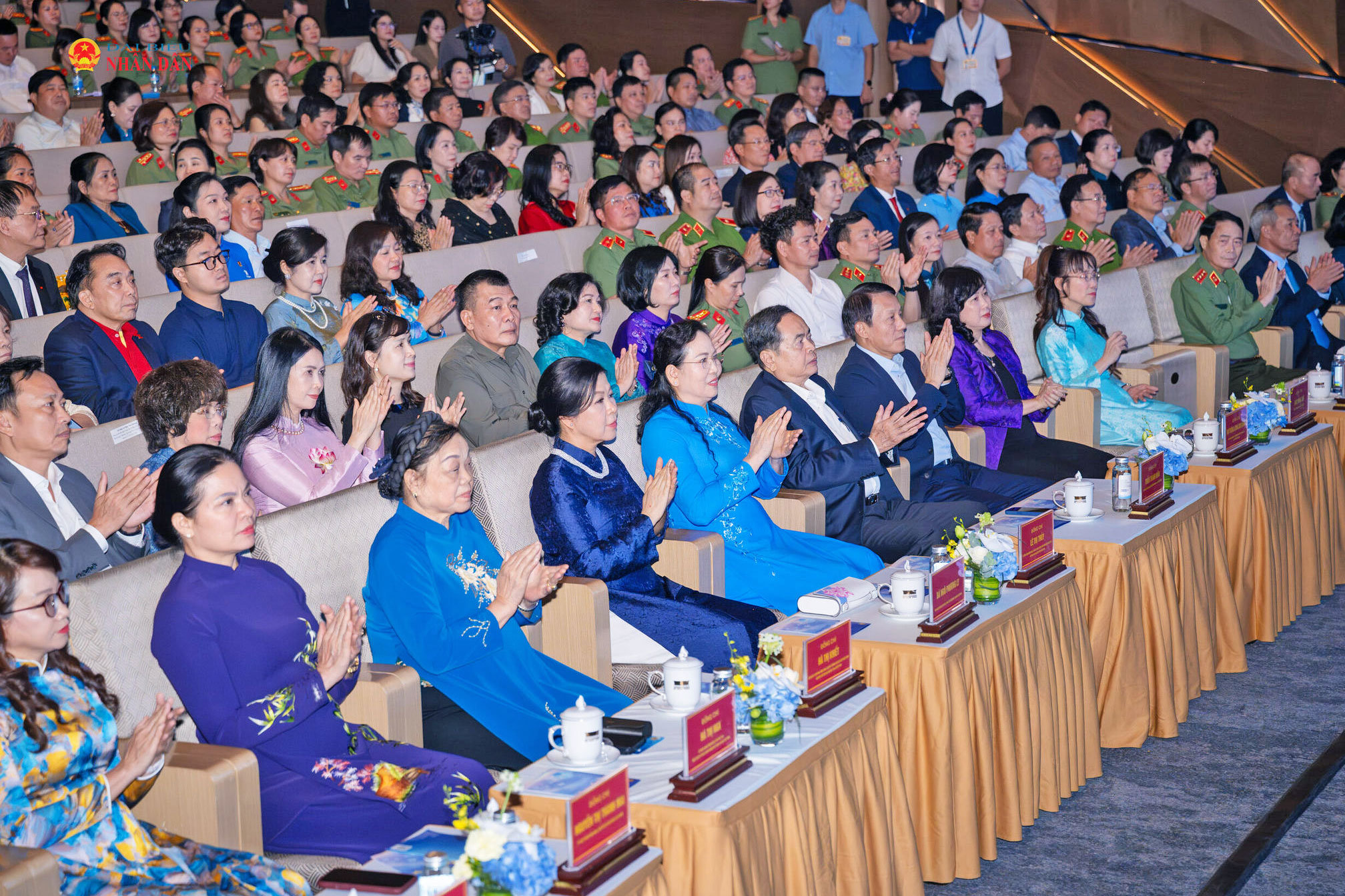 Chủ tịch Quốc hội Trần Thanh Mẫn và các đại biểu dự Chương trình ”Kết nối yêu thương”