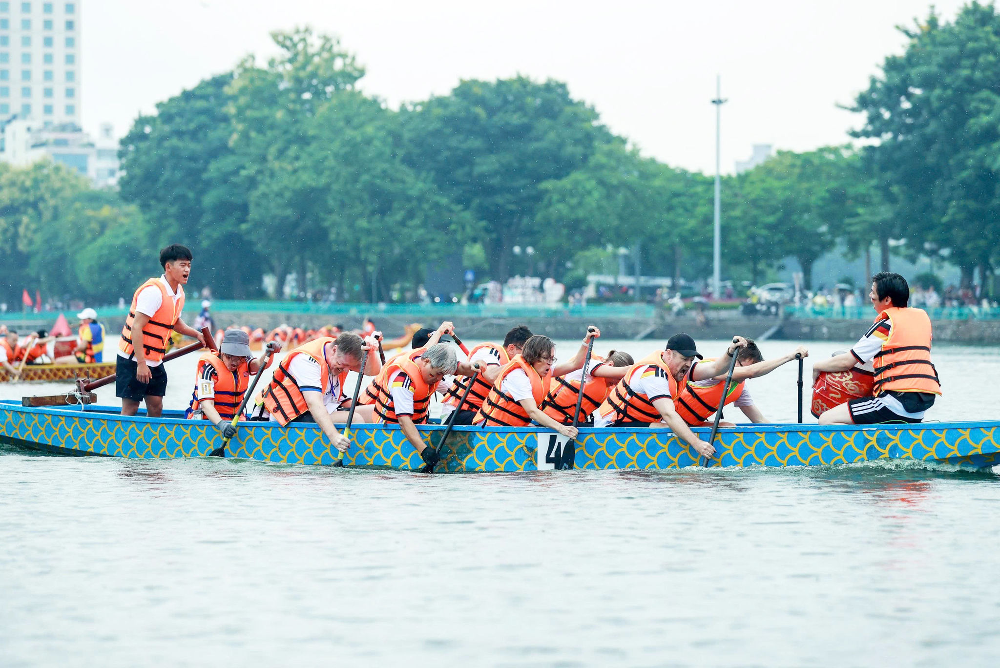 Ảnh 7_ Một trong những điểm đặc biệt của giải là sự tham gia của nhiều đội đến từ các đại sứ quán, tổ chức quốc tế và hội sinh viên như Hoa Kỳ, Đức, Australia, Anh, Đan Mạch,... Từ những đội đã quen thuộc với giải
