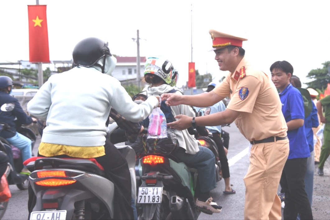 Cảnh sát giao thông Đồng Tháp tặng nước cho người dân trên đường về quê