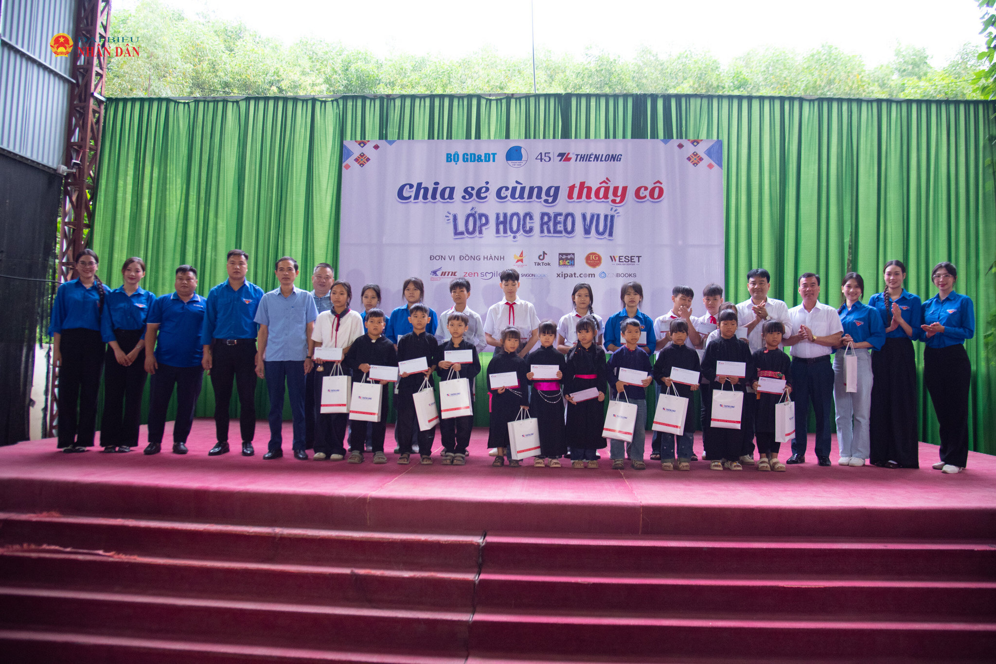 Ban tổ chức và đại diện nhà trường trao học bổng cho các em học sinh