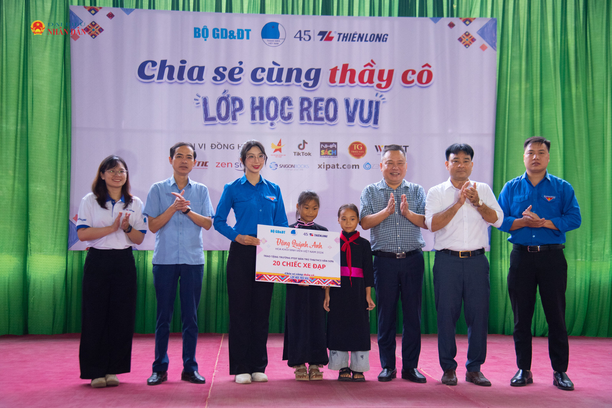 Anh Hoàng Tuấn Việt - Ủy viên đoàn chủ tịch ủy ban TW Hội Liên hiệp thanh niên Việt Nam, Trưởng ban biên tập cổng tri thức Thánh Gióng và nhà tài trợ trao tặng quà cho Trường PTDT bán trú TH và THCS Vân Sơn