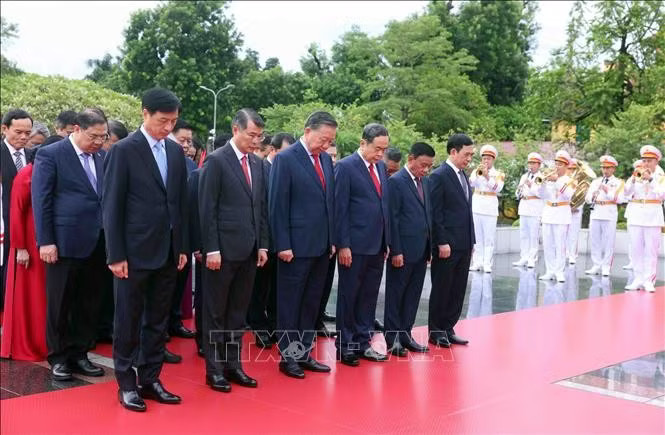 Đoàn đại biểu Ban Chấp hành Trung ương Đảng tưởng niệm các Anh hùng liệt sĩ